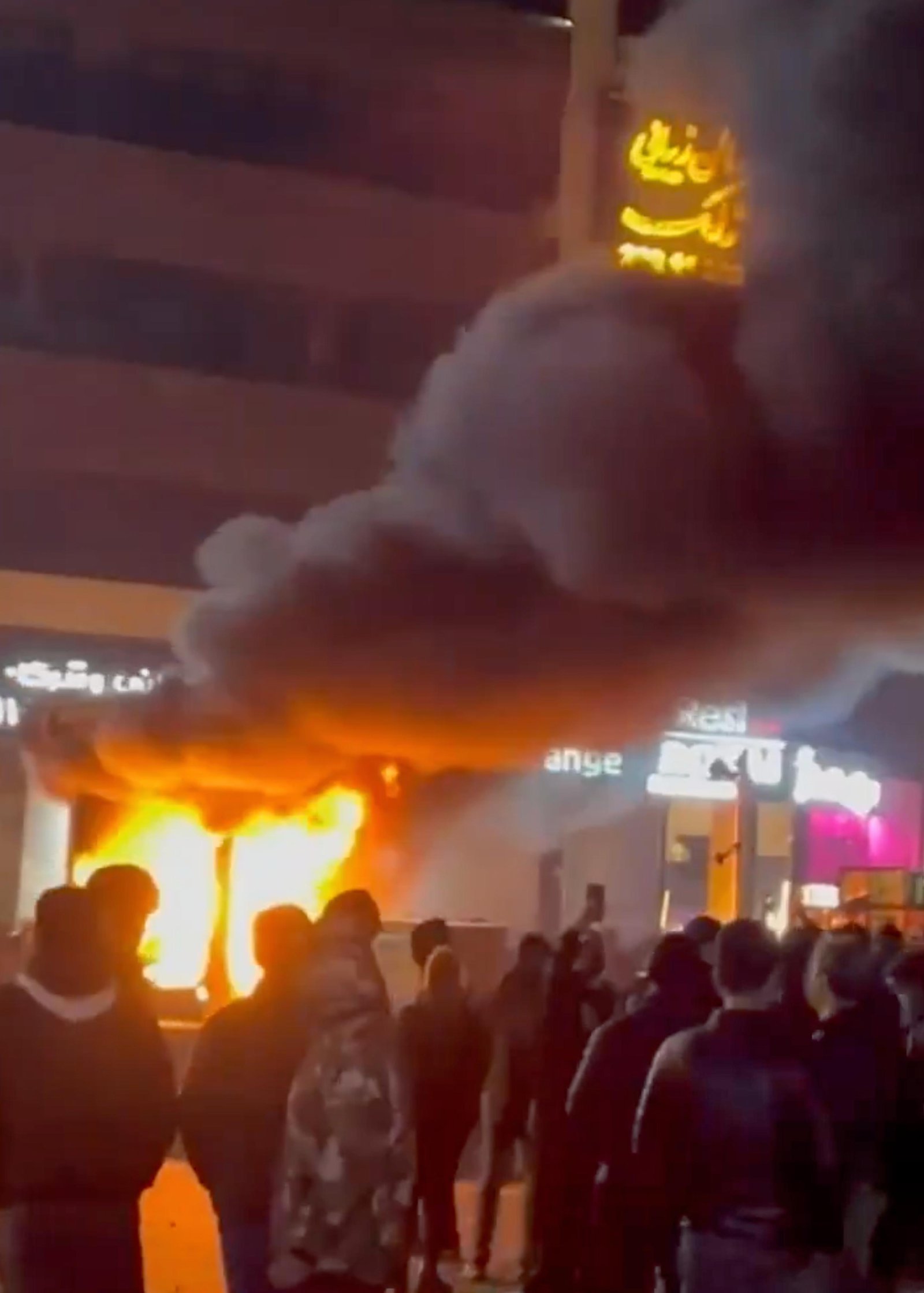 불타는 테헤란 건물
이란의 반정부 시위가 격화하는 가운데 9일 수도 테헤란의 거리에 모인 시위대가 불타는 건물을 바라보고 있다. 이란 당국이 시위대를 향해 발포하는 등 강경 진압에 나서면서 외신과 인권단체들은 10일 기준 최소 116명에서 최대 2000여 명이 사망한 것으로 보인다고 전했다. 테헤란=AP 뉴시스