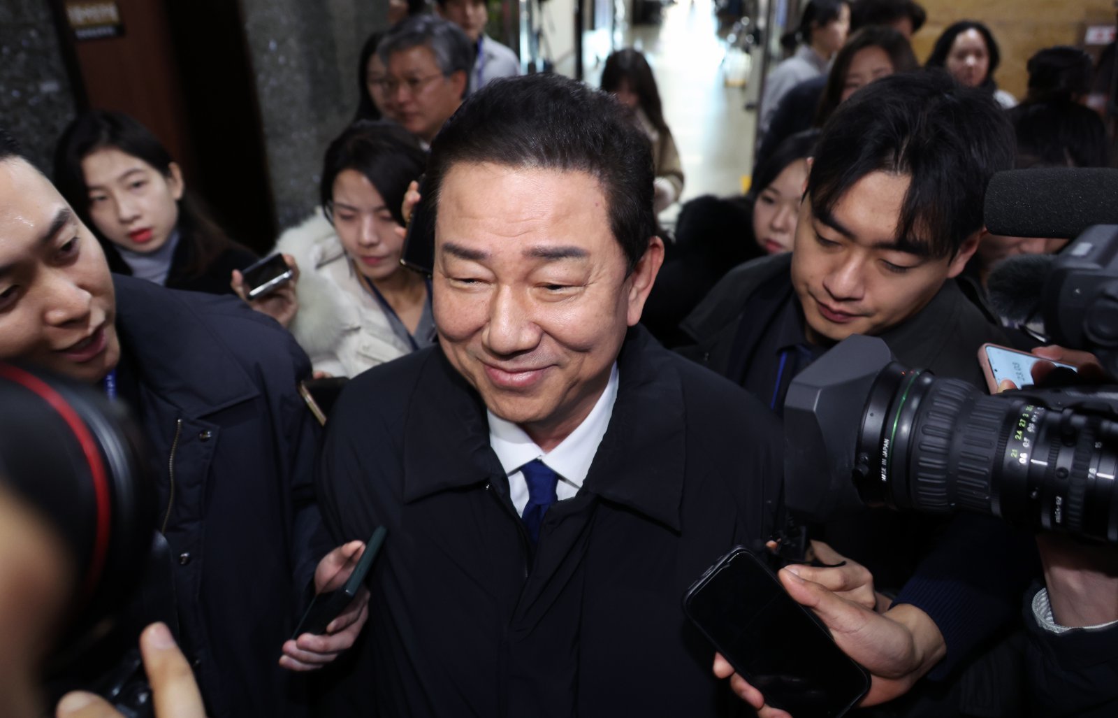 원내대표직 사퇴 의사를 밝힌 김병기 더불어민주당 원내대표가 지난해 12월 30일 서울 여의도 국회에서 취재진에게 질문 세례를 받으며 밖으로 나가고 있다. 2025.12.30 서울=뉴시스