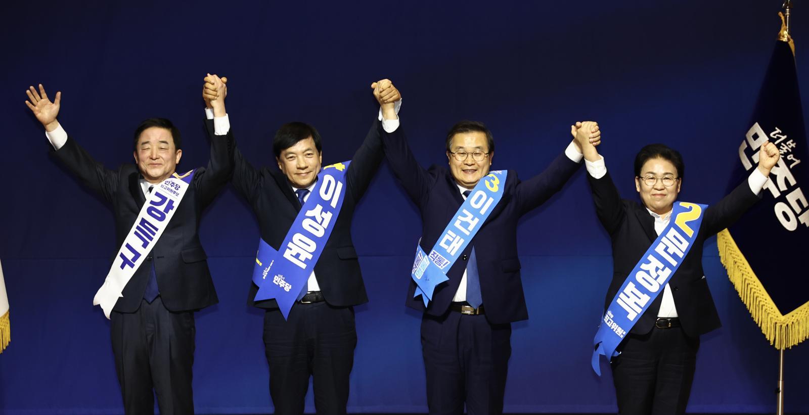 11일 오후 서울 여의도 국회 의원회관에서 열린 더불어민주당 최고위원 보궐선거 후보자 합동연설회에서 후보자들이 기념촬영하고 있다. 왼쪽부터 강득구, 이성윤, 이건태, 문정복 의원. 2026.01.11 서울=뉴시스