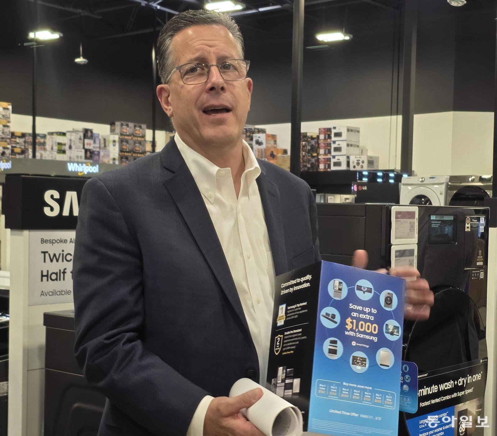마이클 맥더못 삼성전자 미국법인 CE부문 부사장이 8일(현지 시간) 미국 라스베이거스의 베스트바이 매장에서 삼성전자의 인공지능(AI) 가전에 대해 설명하고 있다. 라스베이거스=이민아 기자 omg@donga.com