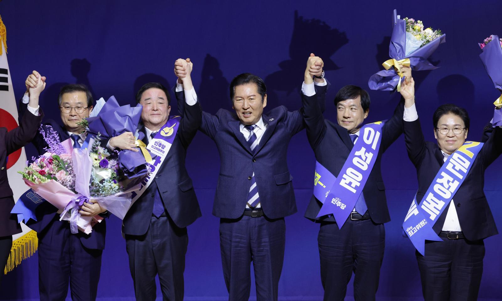 정청래 더불어민주당 대표가 11일 서울 여의도 국회 의원회관에서 열린 최고위원 보궐선거 후보자 합동연설회에서 강득구, 이성윤, 문정복 신임 최고위원과 기념 촬영을 하고 있다. 2026.1.11 뉴스1