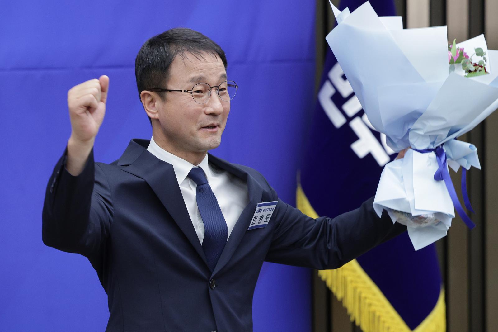 (서울=뉴스1) 신웅수 기자 = 한병도 더불어민주당 신임 원내대표가 11일 서울 여의도 국회에서 열린 제22대 국회 더불어민주당 원내대표 선출을 위한 의원총회에서 인사를 하고 있다. 2026.1.11/뉴스1