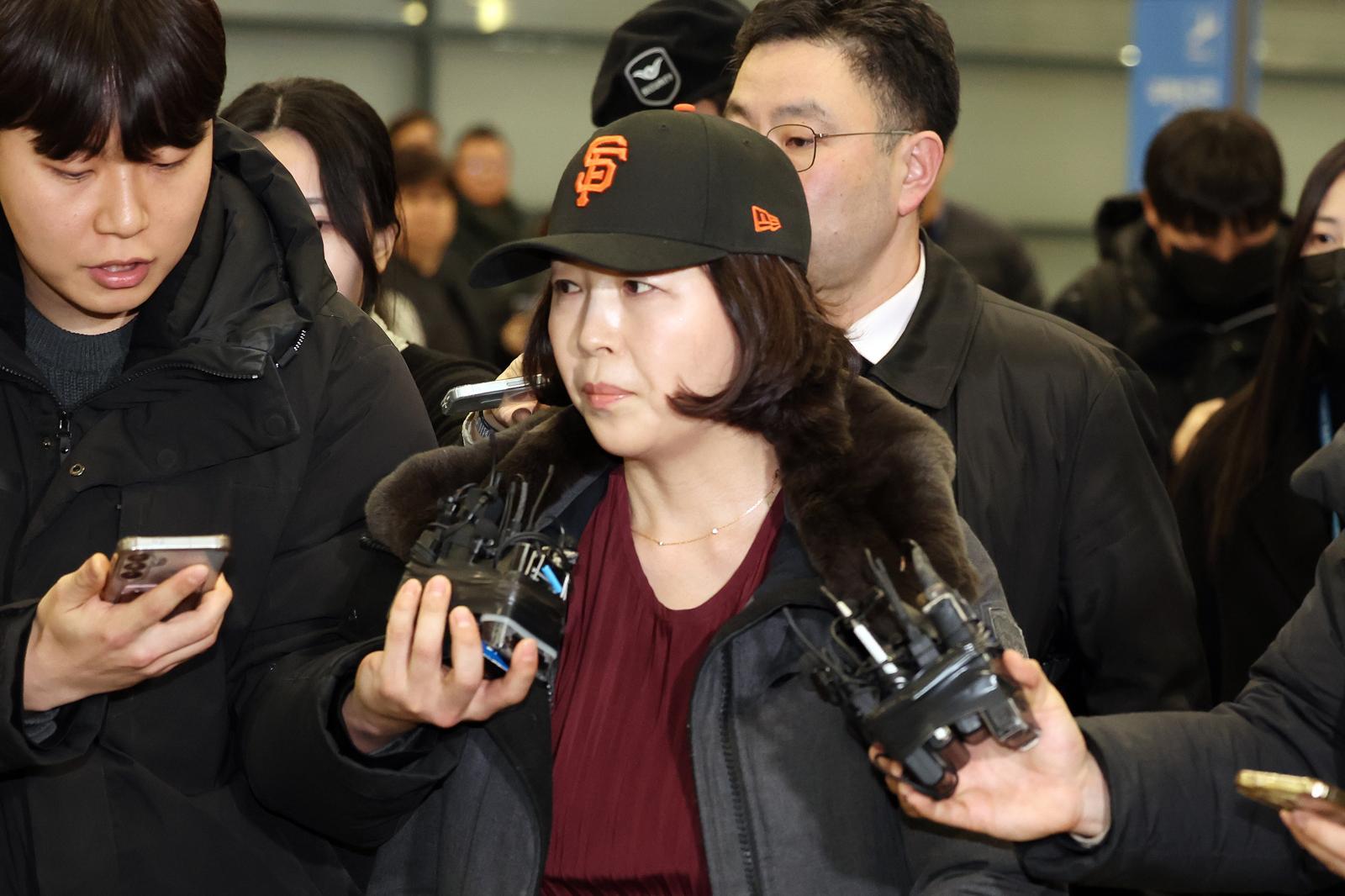 2022년 지방선거를 앞두고 강선우 무소속 의원에게 ‘공천헌금’ 1억원을 건넨 의혹을 받는 김경 서울시의원이 11일 오후 인천국제공항 제2여객터미널을 통해 귀국하고 있다. 2026.01.11 인천공항=뉴시스