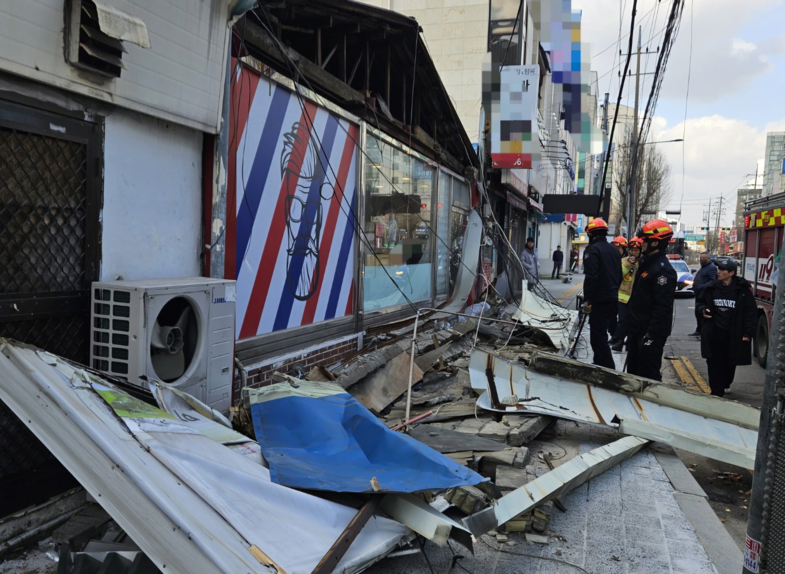10일 오후 2시 21분께 경기 의정부시 호원동 한 거리에서 행인이 간판에 깔려 숨지는 사고가 발생했다. 당시 의정부 지역은 강풍주의보가 발효된 상태였다. 2026.1.10 독자 제공