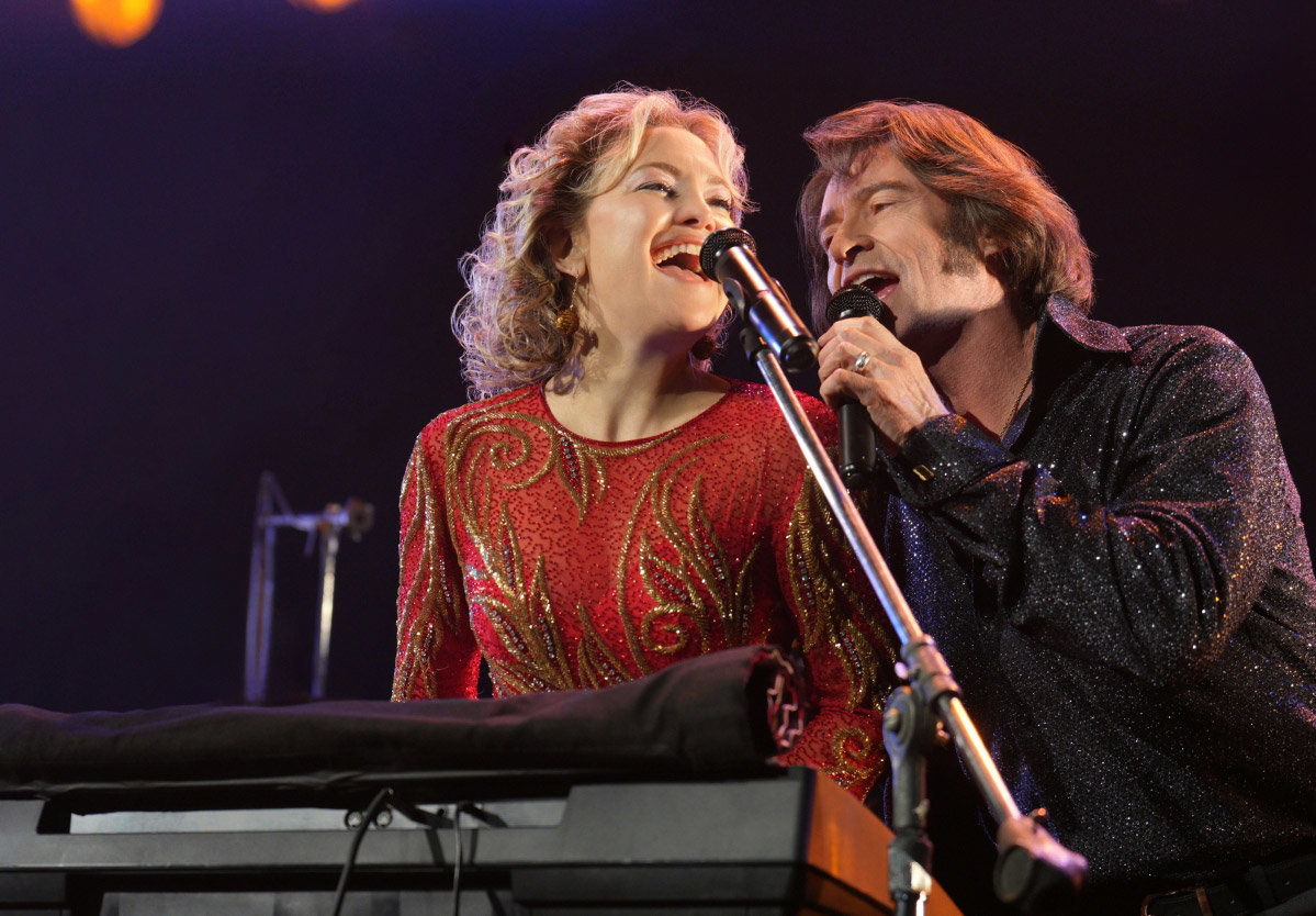 무명 뮤지션 부부의 삶을 다룬 영화 ‘송 썽 블루’의 한 장면. 미국 레전드 가수 닐 다이아몬드의 커버 밴드를 결성했던 뮤지션 부부의 실화를 영화화한 작품이다. 유니버설 픽쳐스 제공