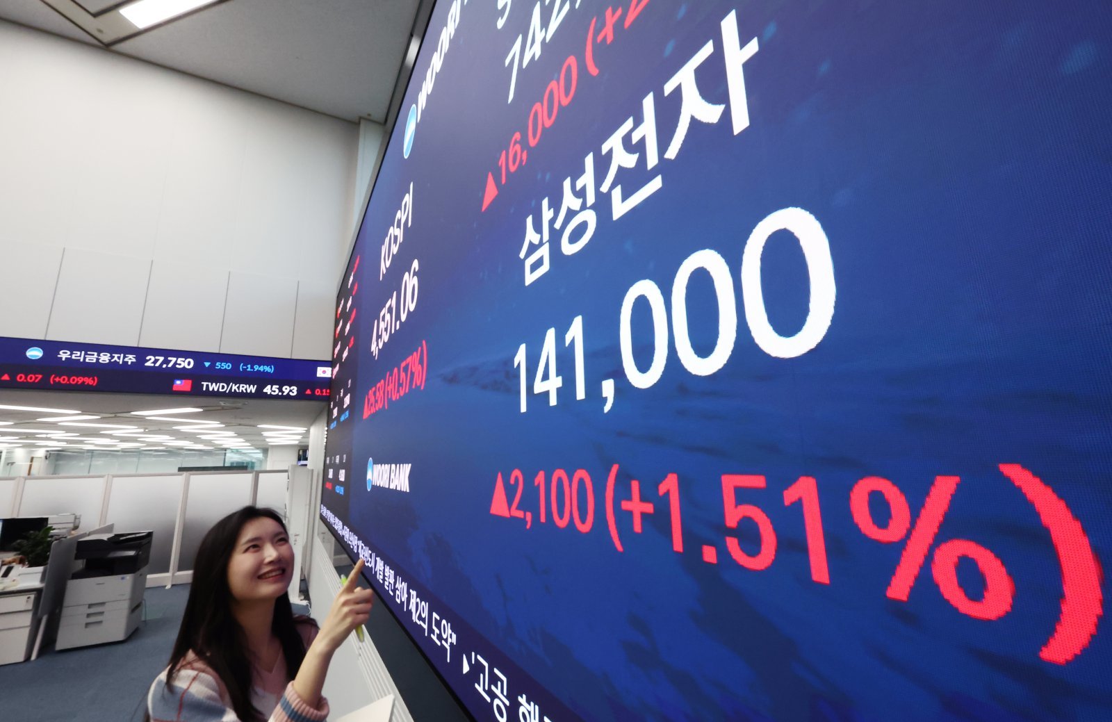 삼성전자 주가가 14만원대를 기록한 7일 오후 서울 중구 우리은행 본점 딜링룸 전광판에 종가가 나오고 있다.  2026.1.7 뉴스1