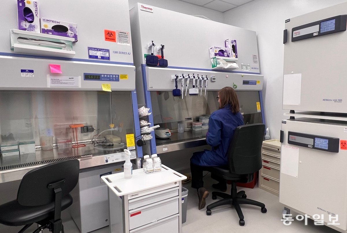 지난해 12월 11일 미국 매사추세츠주 서머빌시 ‘아프리오리 바이오’사 연구실에서 한 직원이 바이러스 실험을 하고 있다. 이곳에서는 평범한 스타트업이 쓰기 힘든 초고가 실험기기를 공유하고 전문가들이 모여 활발한 아이디어 토론을 한다. 서머빌=임우선 특파원 imsun@donga.com