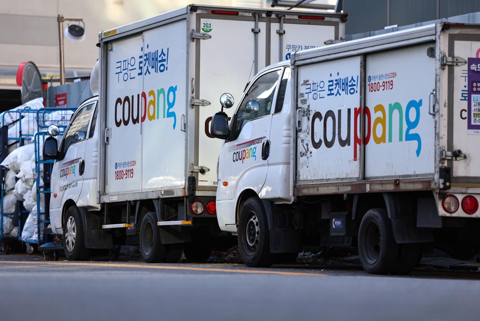 서울 시내 한 쿠팡 물류센터에 배송차량이 주차돼 있다. 2025.12.30. 뉴스1