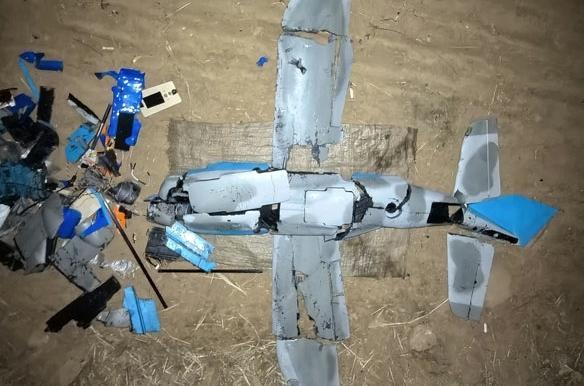 북한 노동당 기관지 노동신문이 우리 군의 무인기 침투를 주장하며 10일 공개한 사진(위쪽 사진). 북한 인민군 총참모부 대변인이 무인기를 격추시켰다고 주장한 가운데 노동신문은 추락한 무인기의 잔해 사진도 보도했다(아래 사진). 노동신문=뉴스1