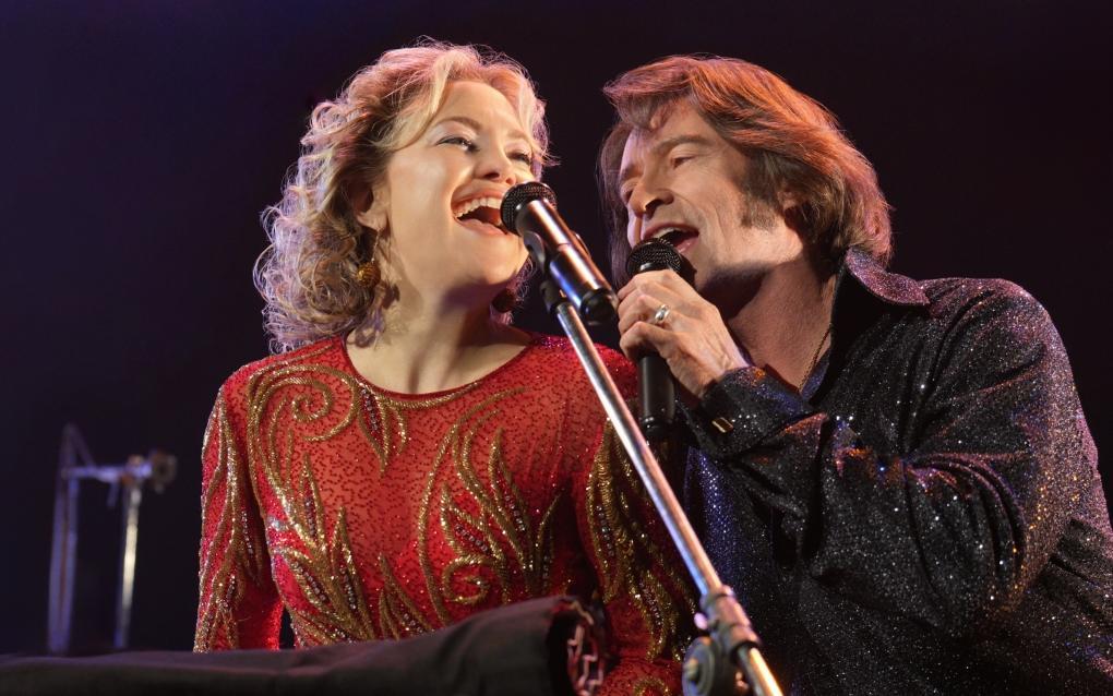 무명 뮤지션 부부의 삶을 다룬 영화 ‘송 썽 블루’의 한 장면. 미국 레전드 가수 닐 다이아몬드의 커버 밴드를 결성했던 뮤지션 부부의 실화를 영화화한 작품이다. 유니버설픽처스 제공