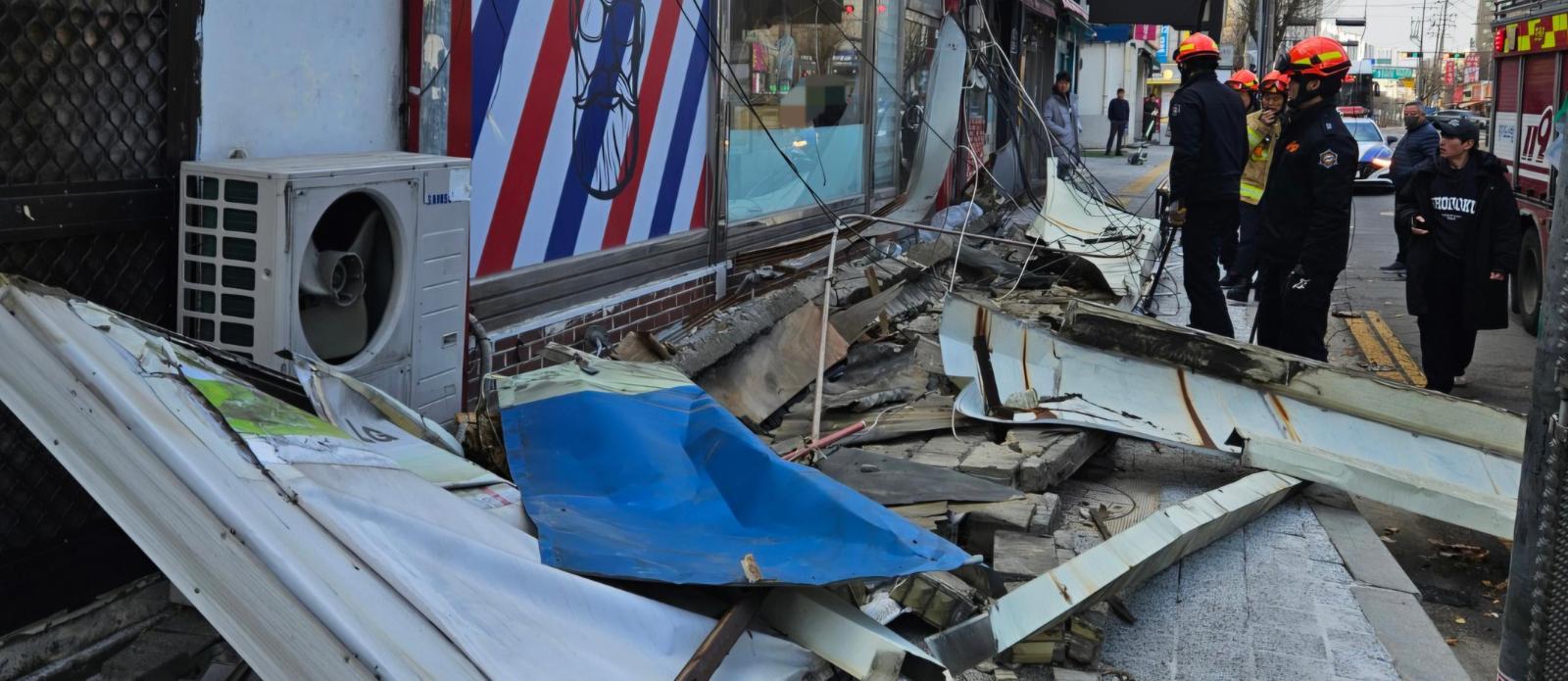 10일 오후 경기 의정부시 호원동의 한 거리에서 강풍에 건물 외벽에 설치된 간판이 떨어지면서 산산조각이 나 있다. 이 사고로 길을 지나던 20대 남성이 간판에 깔려 숨졌다. 의정부=뉴스1