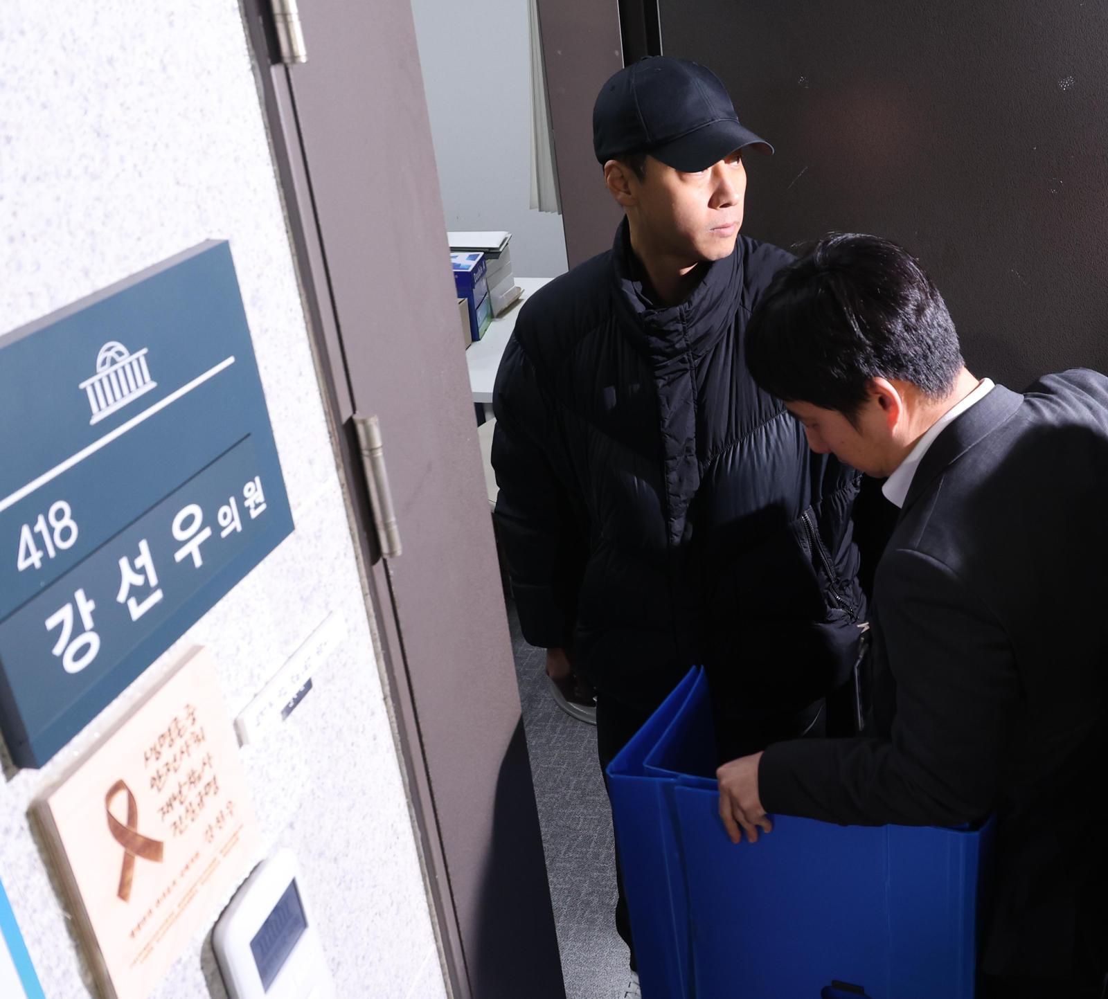 강선우 의원 사무실 압수수색
11일 오후 경찰이 서울 여의도 국회 의원회관 무소속 강선우 의원 사무실에서 압수수색을 진행하고 있다. 강 의원은 2022년 지방선거를 앞두고 김경 시의원에게서 공천을 대가로 1억 원을 받았다는 의혹을 받고 있다. 뉴시스