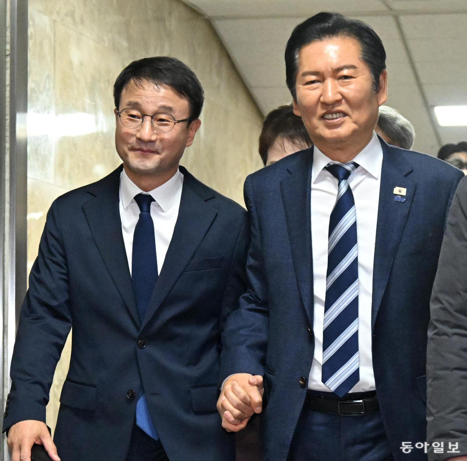 정청래-한병도, 손 꼭 잡고 이동
더불어민주당 정청래 대표(오른쪽)가 11일 오후 서울 여의도 국회에서 한병도 신임 원내대표의 손을 잡고 최고위원회의 장소로 이동하고 있다. 한 원내대표는 이날 백혜련 의원과 맞붙은 결선 투표에서 승리하며 이재명 정부 집권 여당의 두 번째 원내사령탑에 올랐다. 장승윤 기자 tomato99@donga.com