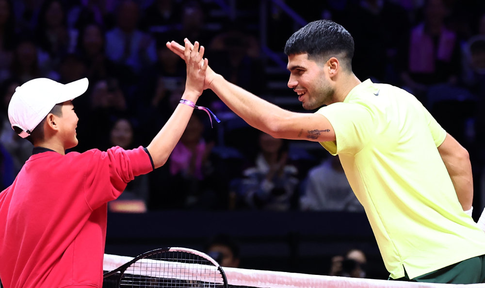 카를로스 알카라스(오른쪽)가 10일 열린 현대카드 슈퍼매치 얀니크 신네르와의 경기 중 신네르가 코트로 초대한 어린이 팬과 하이파이브를 하고 있다. 인천=뉴스1