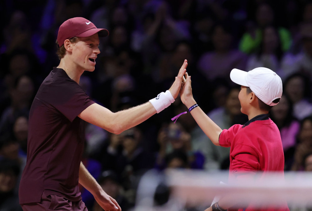 어린이 팬에게 특별한 추억을 선물한 신네르(왼쪽)의 모습. 인천=뉴시스