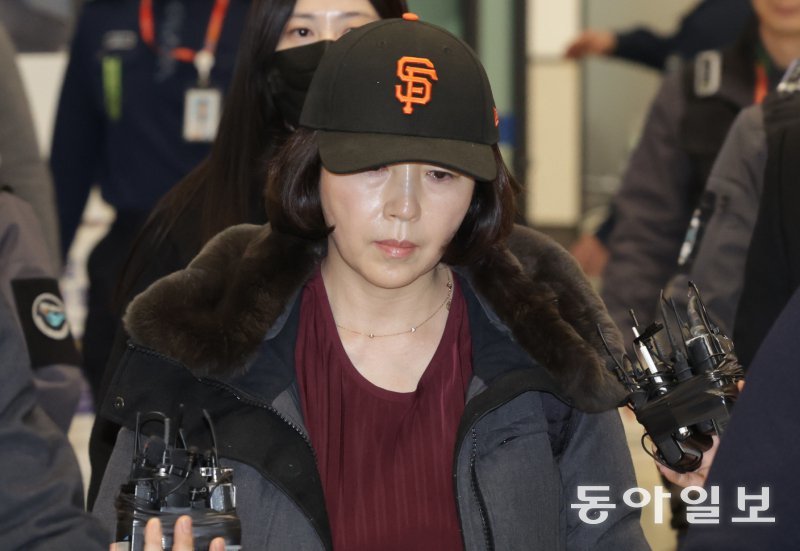 ‘공천헌금’ 김경, 모자 눌러쓴 채 귀국 더불어민주당에서 제명된 강선우 의원 측에 2022년 지방선거 전 ‘공천 헌금’ 1억 원을 건넸다고 밝힌 김경 서울시의원(61)이 11일 오후 7시 15분경 인천국제공항을 통해 귀국하고 있다. 공천 헌금 의혹이 불거진 지 이틀 만에 출국했던 김 시의원은 “공천 약속을 받았는지” 등의 질문에는 답하지 않고 경찰과 함께 공항을 빠져나갔다. 경찰은 김 시의원이 미국 라스베이거스에서 귀국행 비행기에 탑승한 뒤인 이날 오후 5시 30분경부터 강 의원과 김 시의원의 자택, 사무실 등을 압수수색했다. 인천=변영욱 기자 cut@donga.com