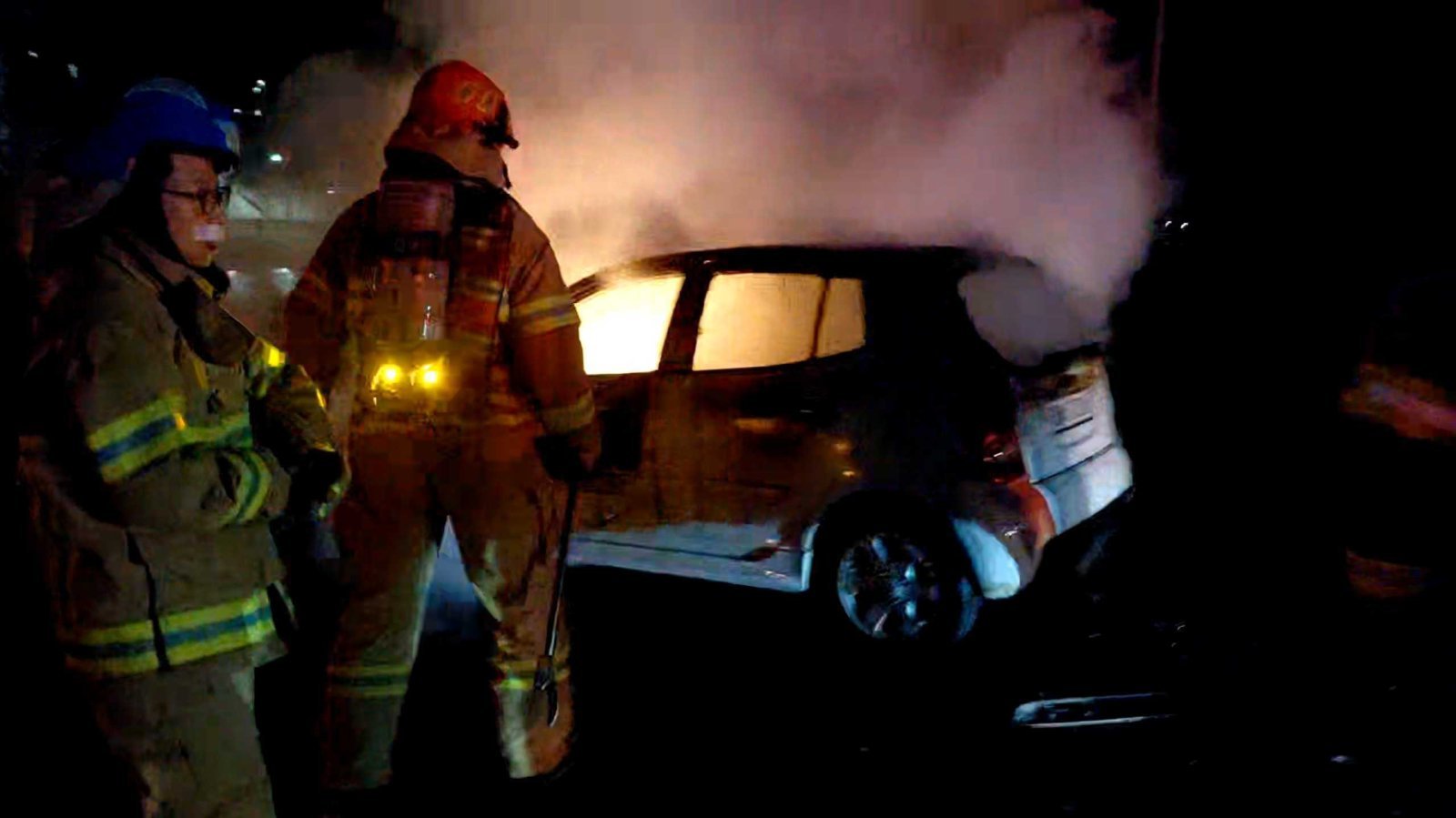 강원 강릉 병산동의 한 공원 주차장 차량 화재 현장.(강원도소방본부 제공, 재판매 및 DB금지)
