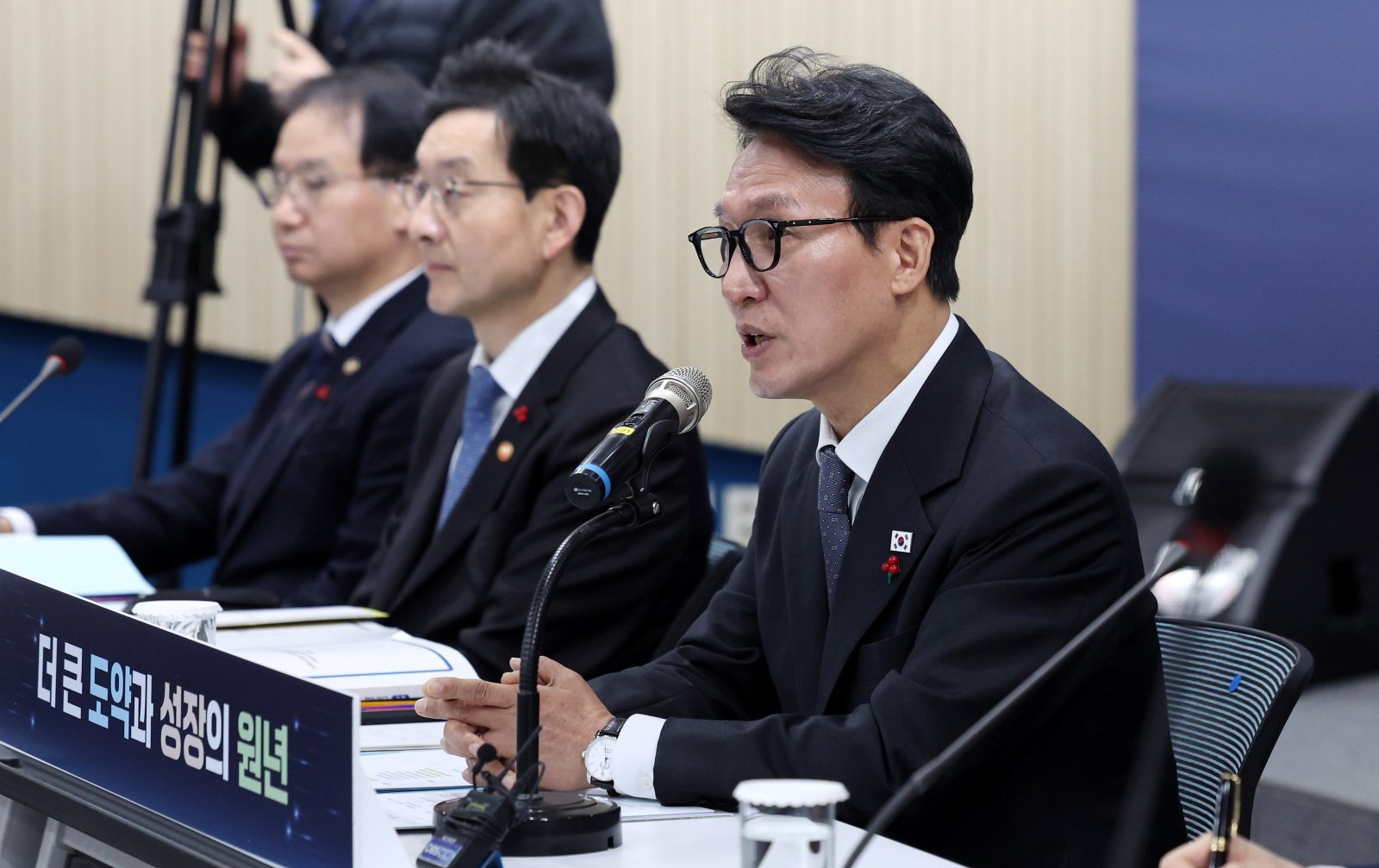 김민석 국무총리가 12일 오전 서울 은평구 행정연구원에서 열린 5개처·원안위 업무보고에서 발언하고 있다. 2026.01.12 뉴시스