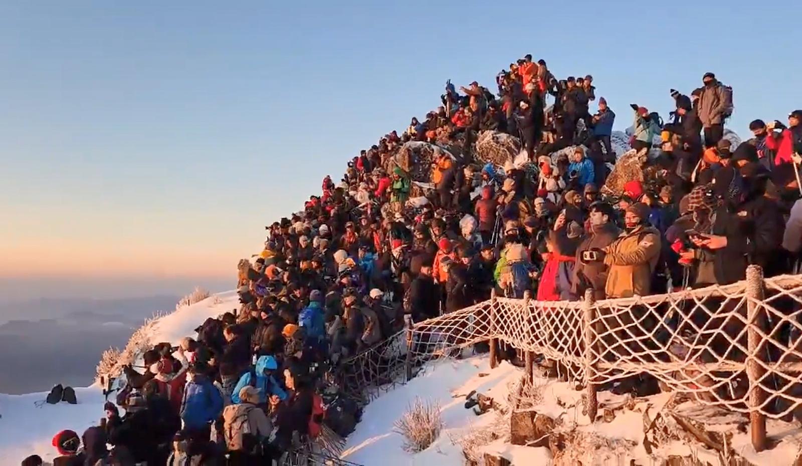 갑진년 새해 첫날인 1일 지리산 천왕봉에서 해맞이 등산객들이 일출을 감상하고 있다. (사진=독자 제공) 2024.01.01 뉴시스
