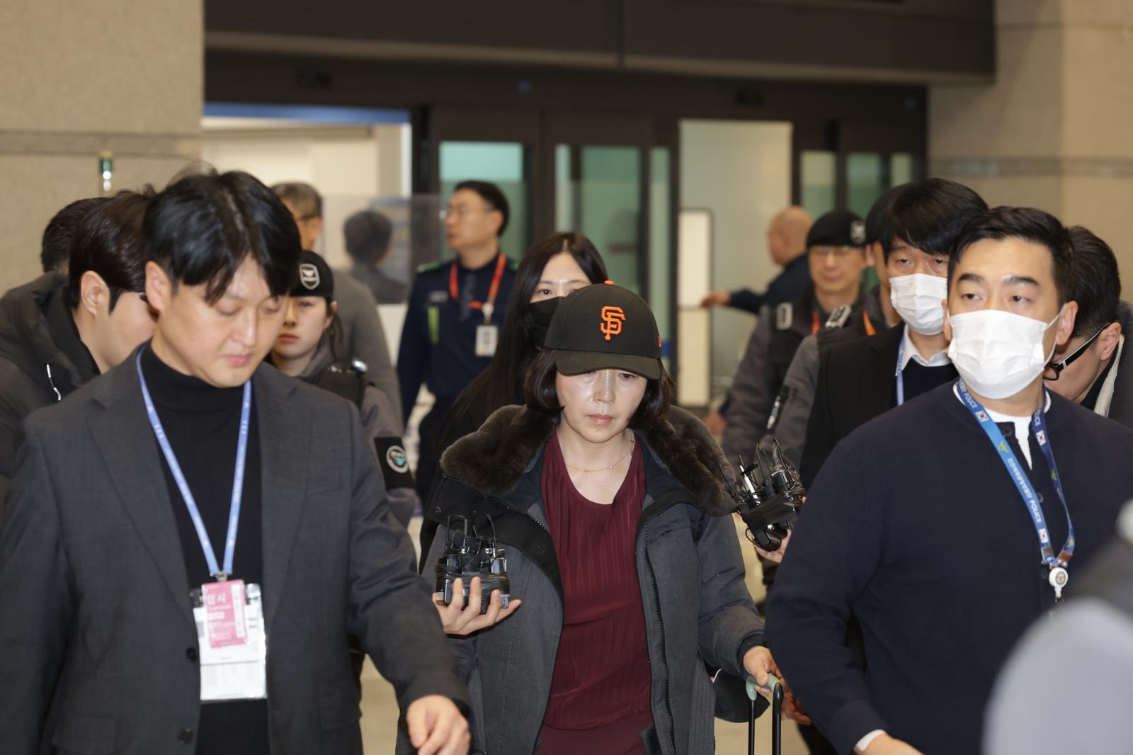 2022년 지방선거를 앞두고 강선우 무소속 의원에게 ‘공천헌금’ 1억원을 건넨 의혹을 받는 김경 서울시의원이 11일 오후 인천국제공항 제1여객터미널을 통해 귀국하고 있다.