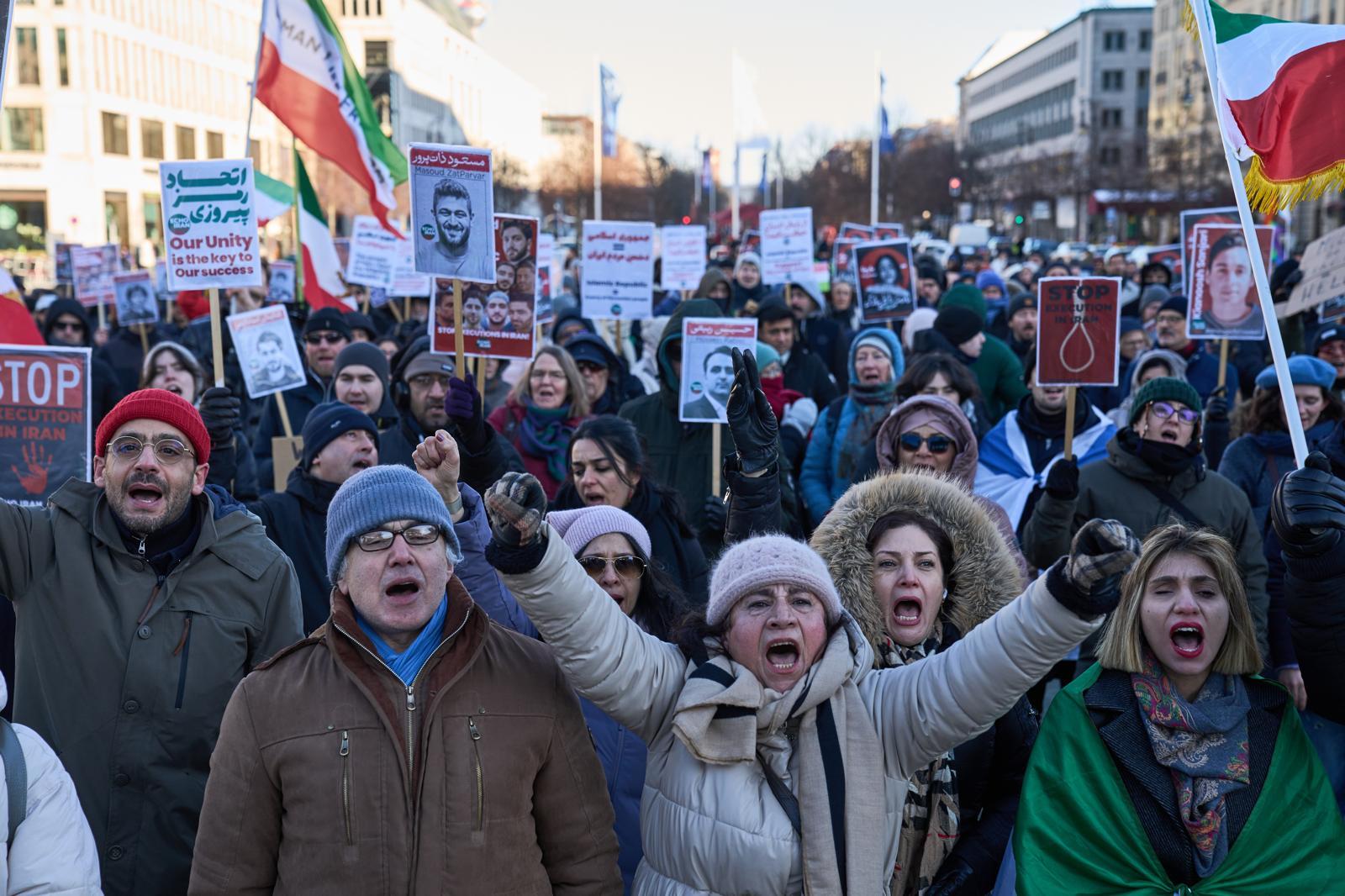 11일(현지 시간) 독일 베를린의 브란덴부르크 게이트 앞에서 열린 이란 반정부 시위 연대 집회 참가자들이 구호를 외치고 있다. 뉴시스