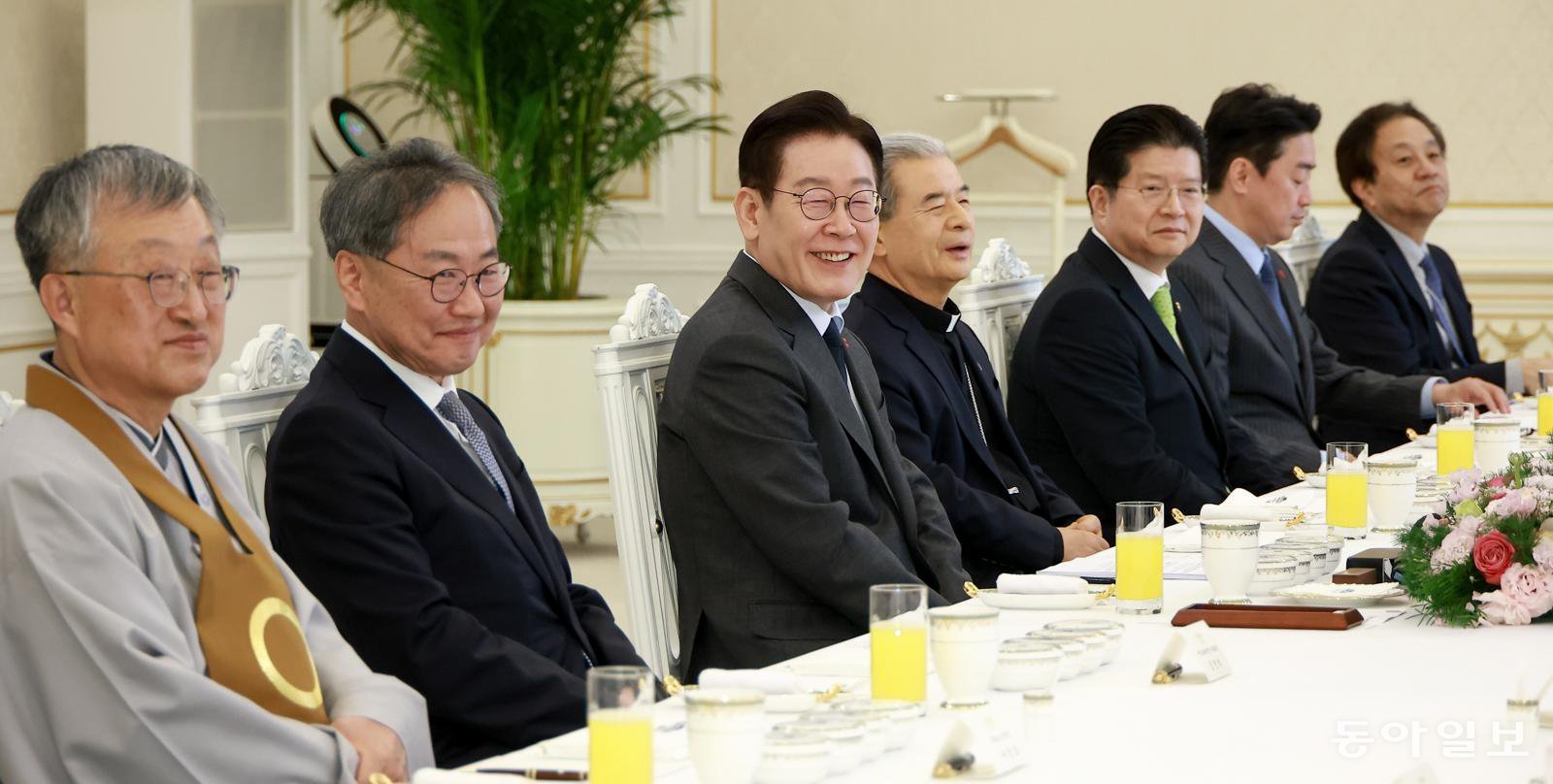 이재명 대통령이 12일 오후 청와대 본관에서 열린 ‘종교지도자 오찬’ 행사에서 밝게 웃고 있다. 송은석 기자 silverstone@donga.com