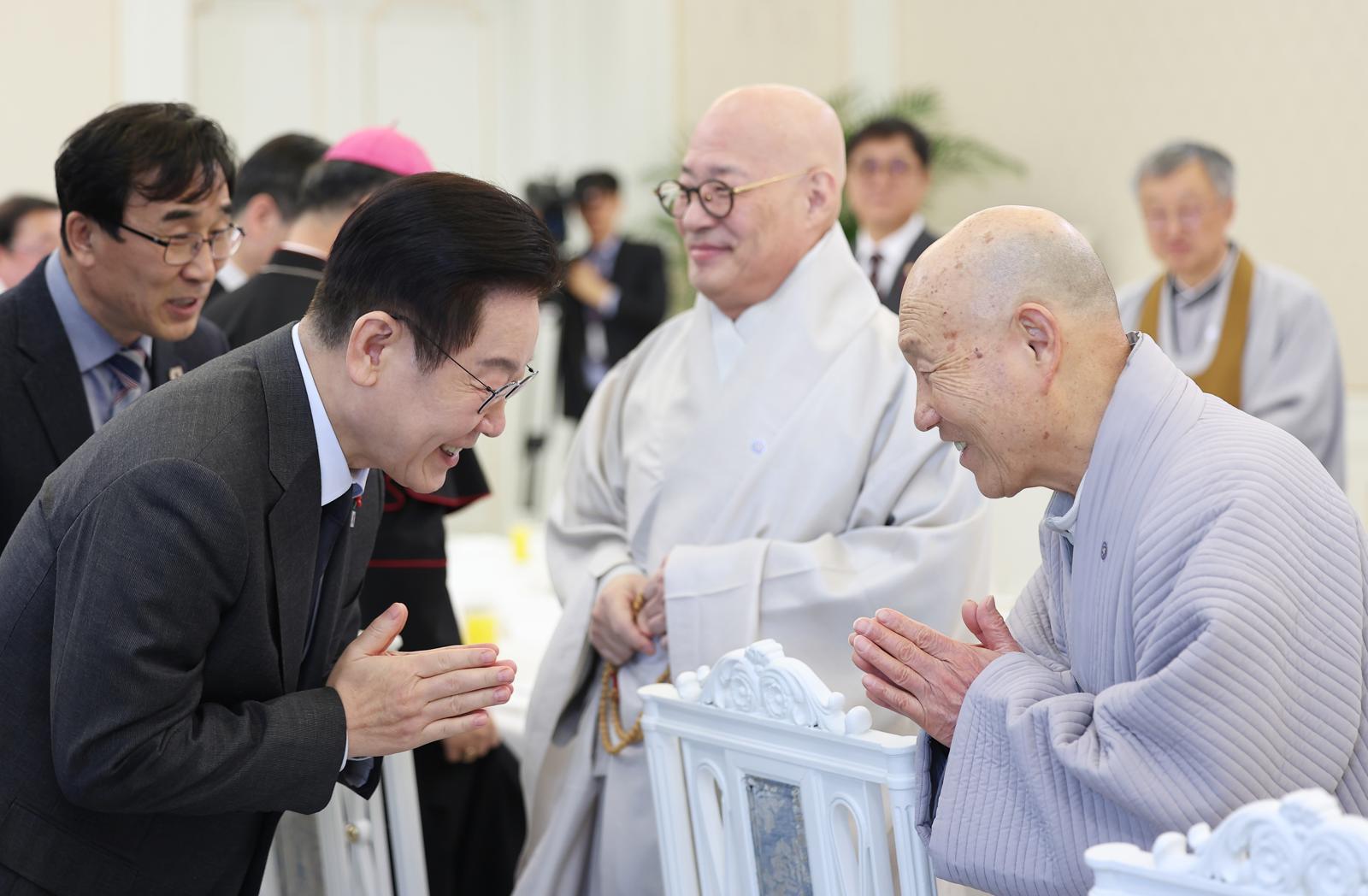 이재명 대통령이 12일 청와대 본관에서 열린 종교 지도자 초청 오찬 간담회에서 대한불교천태종 총무원장 덕수스님과 인사하며 합장하고 있다. (청와대통신사진기자단) 2026.01.12. 뉴시스