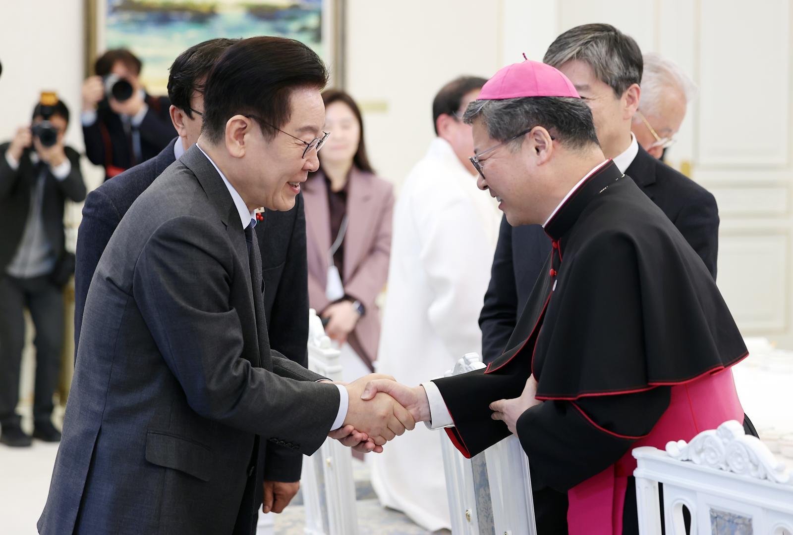 이재명 대통령이 12일 청와대 본관에서 열린 종교 지도자 초청 오찬 간담회에서 정순택 천주교 서울대교구 교구장과 인사하고 있다. (청와대통신사진기자단) 2026.01.12. 뉴시스