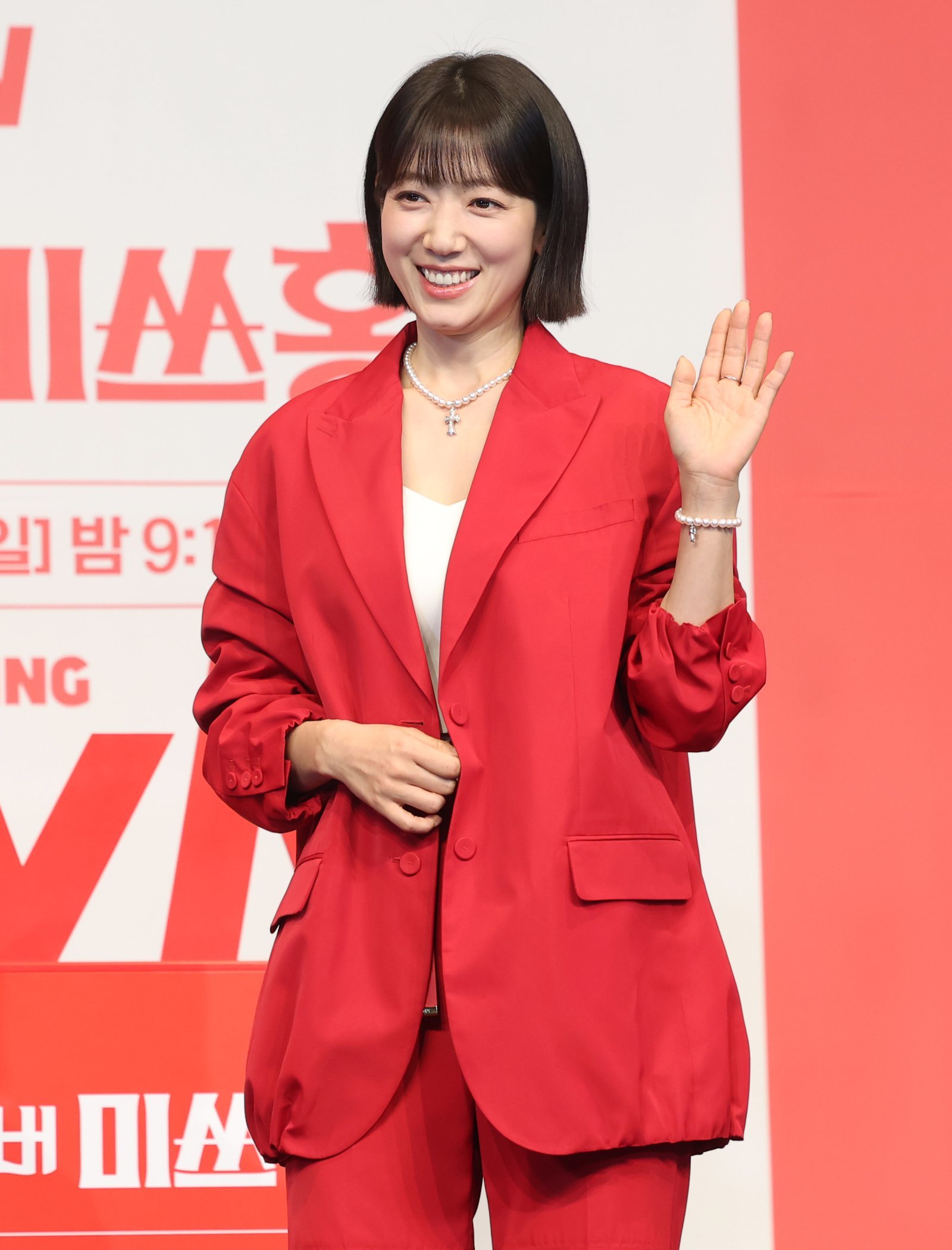 배우 박신혜가 12일 서울 구로구 더링크 호텔에서 열린 tvN 새 토일드라마 ‘언더커버 미쓰홍’(연출 박선호/극본 문현경) 제작발표회에 참석해 포즈를 취하고 있다. ‘언더커버 미쓰홍’은 1990년대 세기말, 30대 엘리트 증권감독관 홍금보(박신혜 분)가 수상한 자금의 흐름이 포착된 증권사에 20살 말단 사원으로 위장 취업하며 벌어지는 좌충우돌 레트로 오피스 코미디 드라마다. News1
