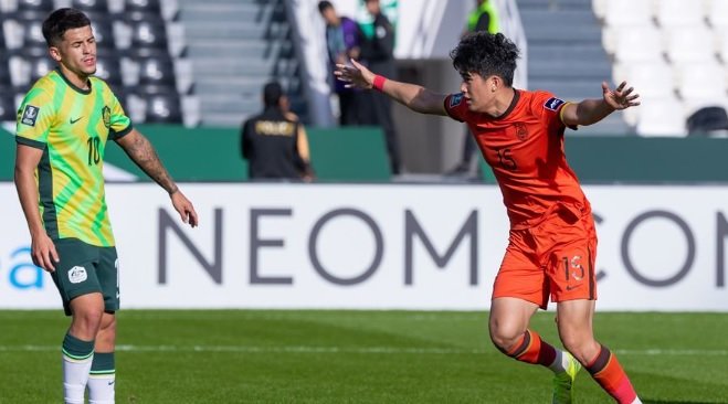 중국 23세 이하(U-23) 축구대표팀의 펑샤오(오른쪽)가 11일 호주와의 2026 아시아축구연맹(AFC) U-23 아시안컵 D조 조별리그 2차전에서 전반 43분 선제골이자 팀 승리를 이끈 결승골을 넣은 뒤 두 팔을 벌려기뻐하고 있다. 사진 출처 AFC 홈페이지