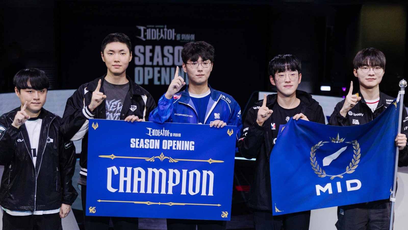 ‘페이커’ 이상혁, ‘스카웃’ 이예찬, ‘유칼’ 손우현, ‘쵸비’ 정지훈, ‘쇼메이커’ 허수로 구성된 팀 미드가 지난해 이어 올해도 리그 오브 레전드 시즌 오프닝에서 우승을 차지했다. 라이엇 게임즈 제공