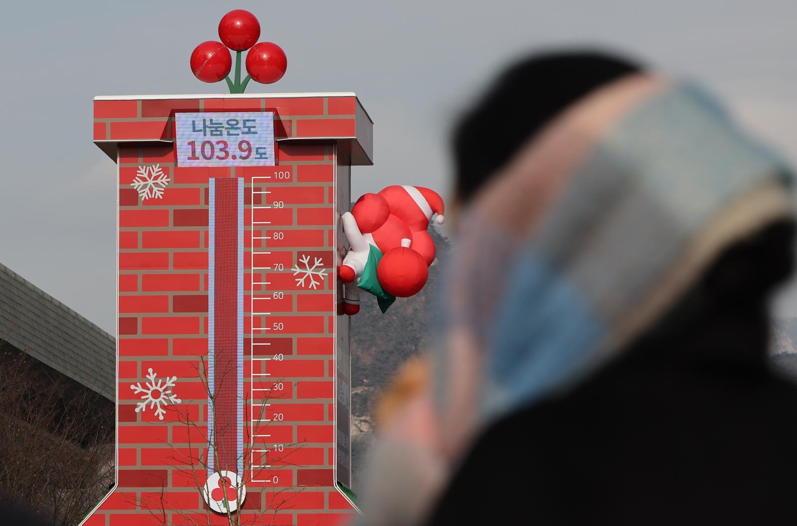 12일 오후 서울 종로구 광화문 광장에 설치된 사랑의 온도탑의 나눔 온도가 103.9도를 나타내고 있다. 2026.01.12. 서울=뉴시스