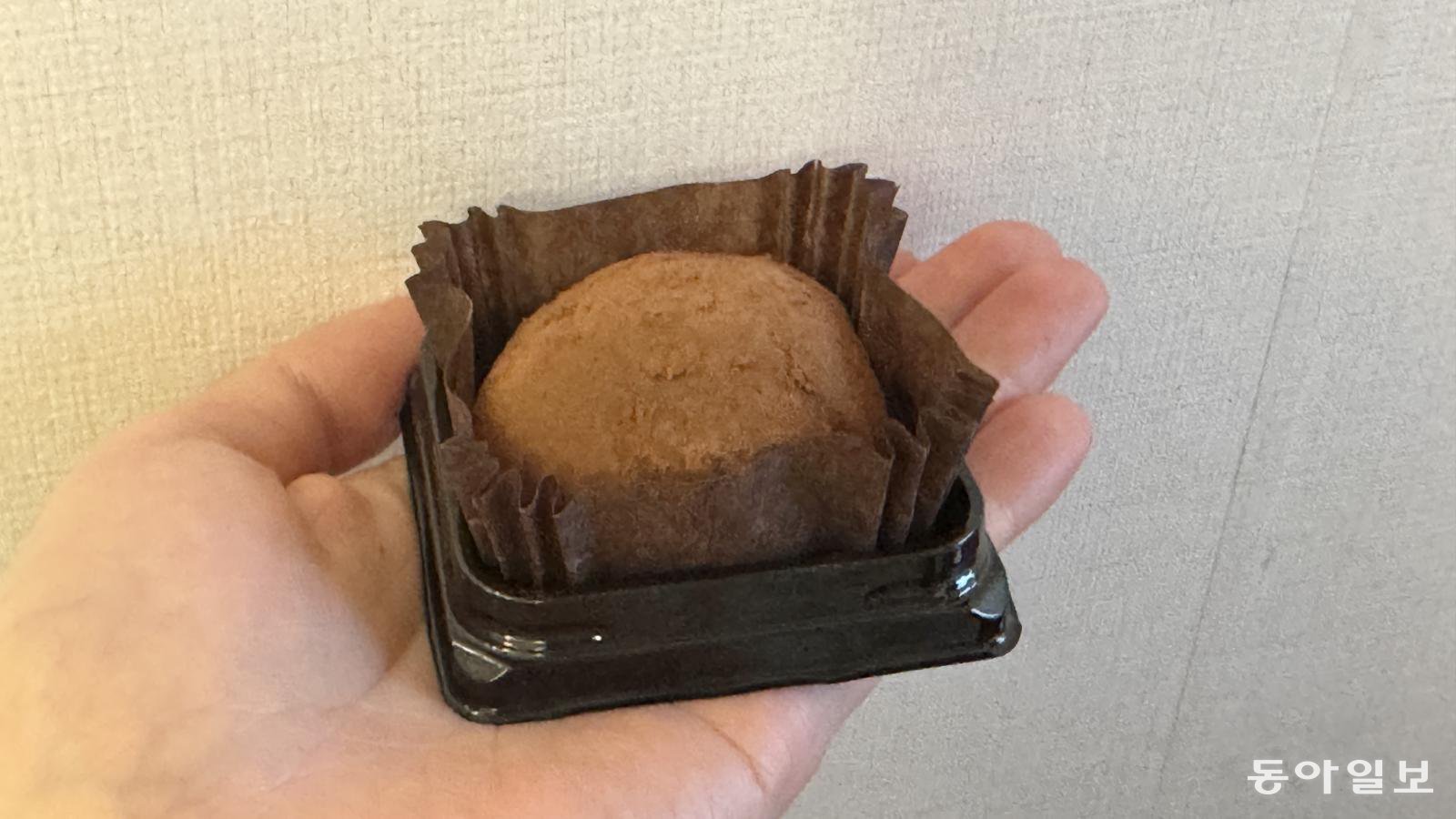 서울 광진구의 한 베이커리 카페에서 판매 중인 ‘두바이 쫀득 쿠키(두쫀쿠)’. 김다연 기자 damong@donga.com