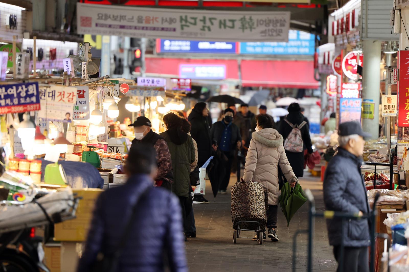 27일 서울 시내 한 전통시장에서 시민들이 장을 보고 있다. 2025.11.27 뉴스1
