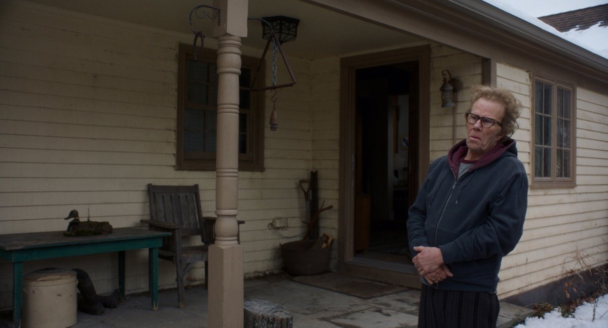 영화 ‘파더 마더 시스터 브라더’에서 자식들을 기다리는 아버지. 가여운 아버지에겐 반전이 있다. ㈜영화사 안다미로 제공