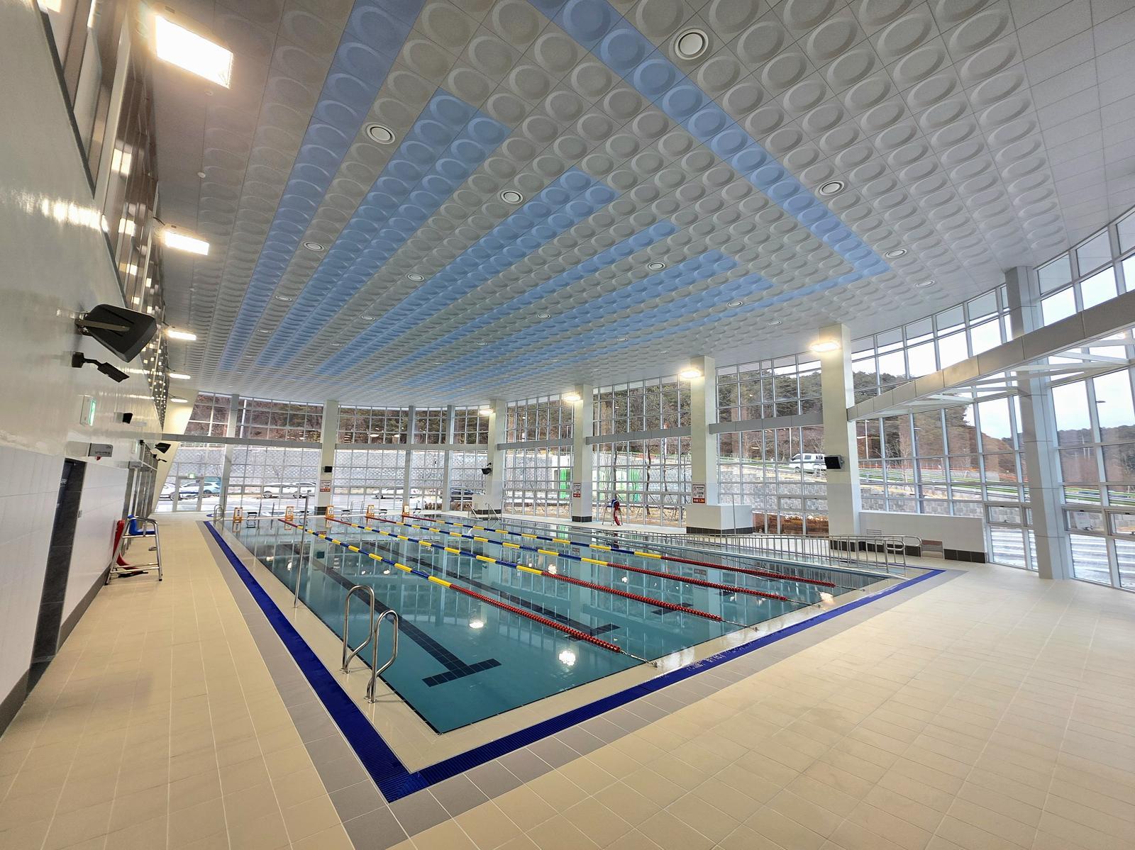 양구 종합스포츠타운 내 국민체육센터에 조성된 수영장. 양구군 제공