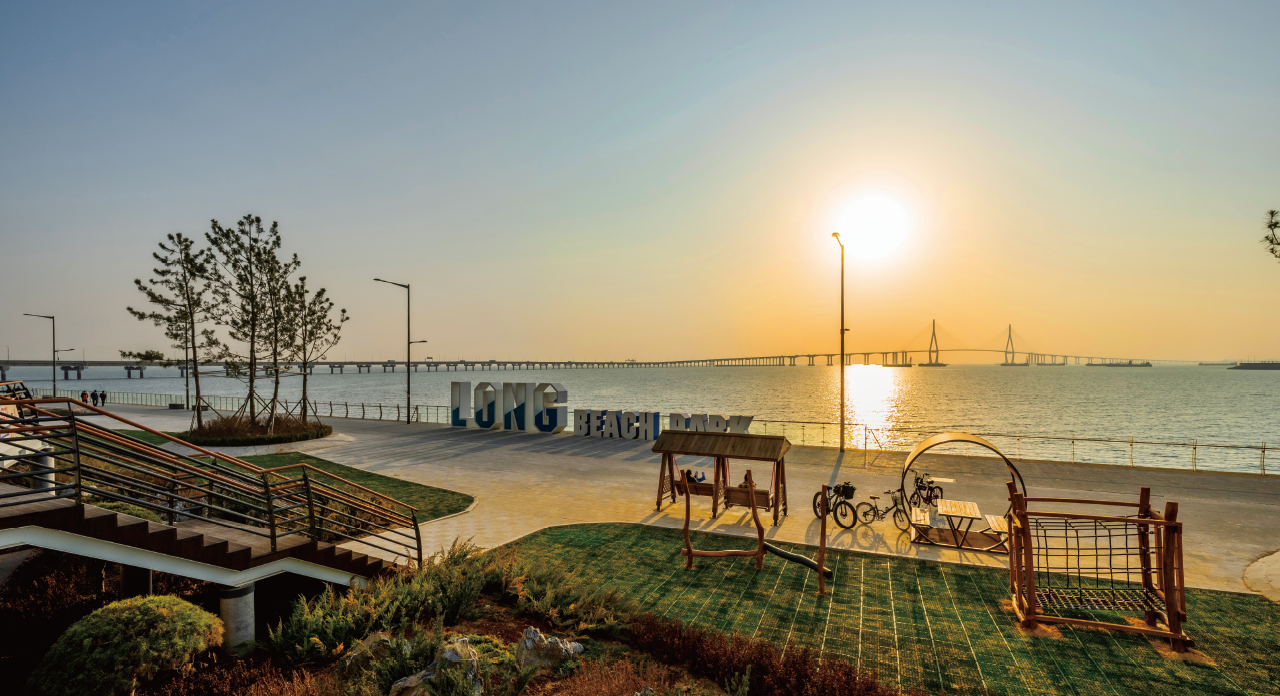 인천대교와 서해 앞바다를 조망할 수 있어 많은 시민이 찾고 있는 인천 송도국제도시 랜드마크시티 1호 수변공원. 인천경제자유구역청 제공