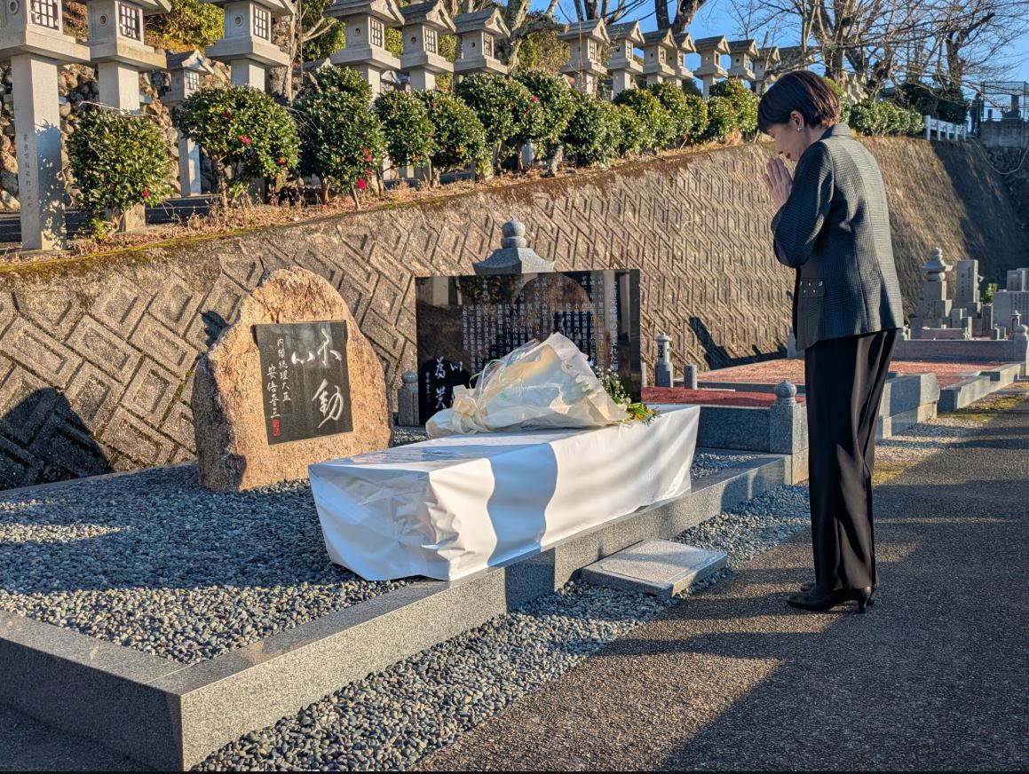 다카이치 사나에 일본 총리가 한일 정상회담을 하루 앞 둔 12일 오후 자신의 고향인 나라현을 방문해 아베 신조 전 총리의 위령비 앞에서 기도를 하고 있다.  출처 다카이치 총리의 ‘X’