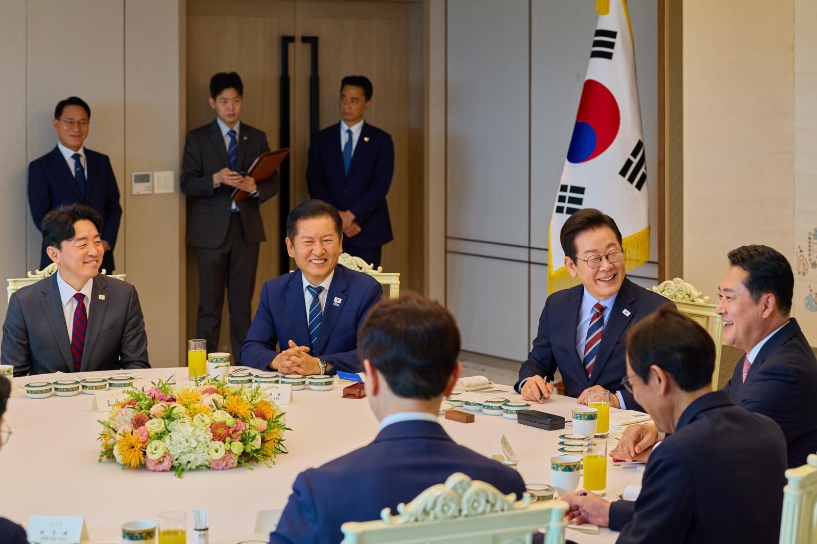 이재명 대통령이 지난 8일 서울 용산 대통령실 청사에서 열린 여야 지도부 오찬 회동에서 정청래 더불어민주당 대표, 장동혁 국민의힘 대표와 대화를 하며 미소를 짓고 있다. 2025.9.9 이재명 대통령 SNS