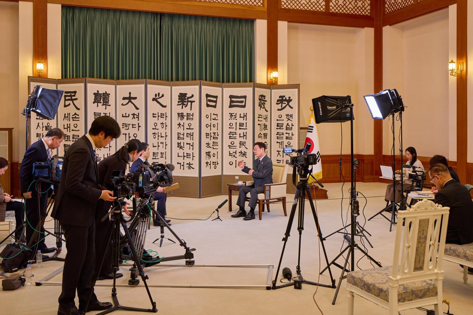 이재명 대통령이 12일 NHK와 인터뷰를 갖고 있다. 청와대 제공