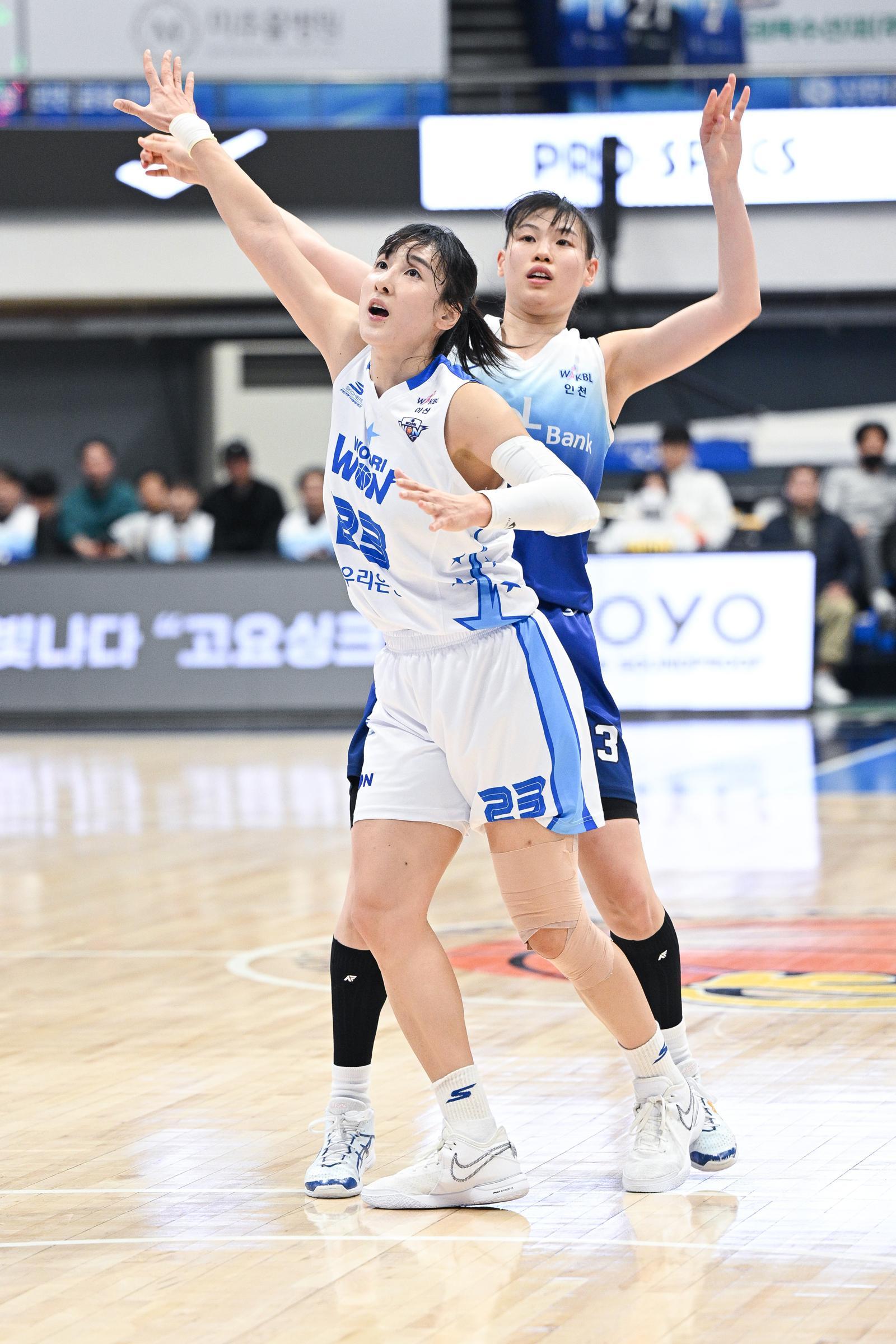 여자농구 우리은행 김단비가 12일 신한은행과 경기에서 몸싸움을 하고 있다. WKBL 제공