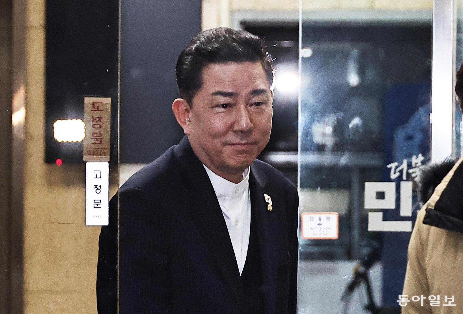 공천헌금 수수 등 각종 비위 의혹을 받는 더불어민주당 김병기 의원이 12일 오후 서울 여의도 중앙당사에서 윤리위원회를 마치고 나오고 있다. 양회성 기자 yohan@donga.com