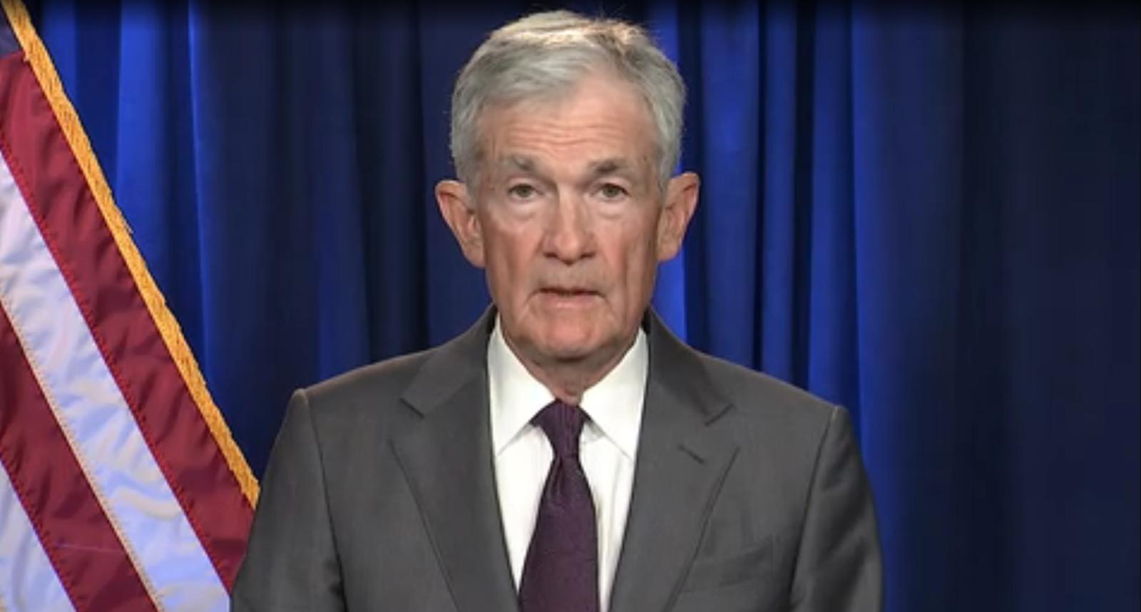 제롬 파월 미국 연방준비제도(Fed·연준) 의장이 11일 공개한 영상 메시지에서 “위협에 굳건히 맞서겠다”고 말하고 있다. 연준 홈페이지 캡처