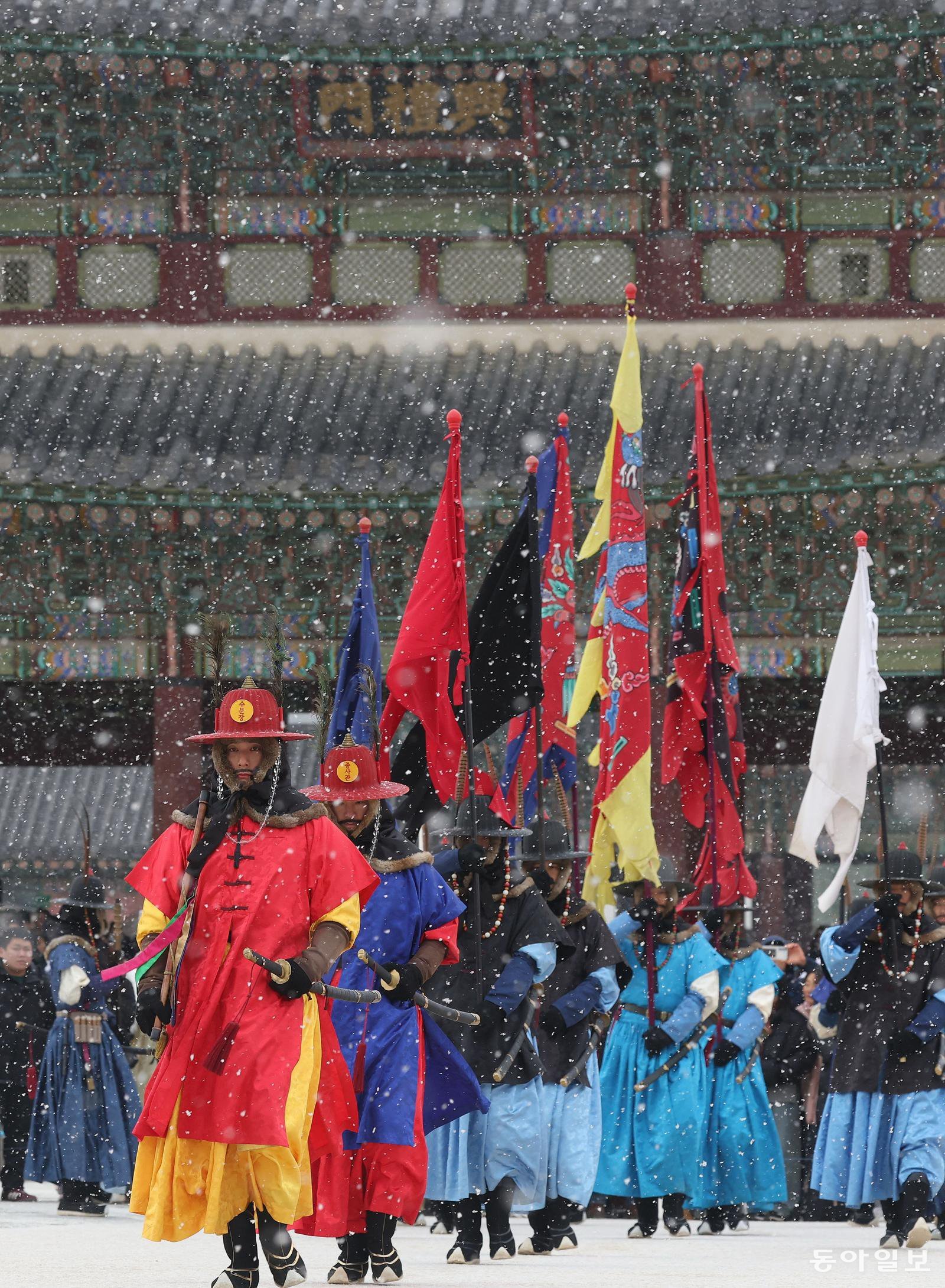 눈 내리는 경복궁… 수문장 교대식
전국 곳곳에 눈이 내린 12일 서울 종로구 경복궁에서 수문장 교대식이 진행되고 있다. 눈은 13일까지 중부지방을 중심으로 최대 8cm가 쌓일 것으로 보인다. 13일 전국적으로 순간풍속 시속 55km 수준의 강풍이 예보돼 주의해야 한다. 김재명 기자 base@donga.com
