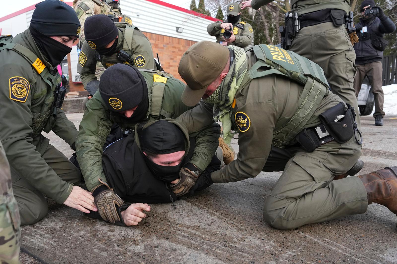 11일(현지 시간) 미국 미네소타주 세인트폴에서 미 관세국경보호청(CBP) 요원들이 반이민 정책에 반대하는 활동가를 체포하고 있다. 세인트폴=AP 뉴시스