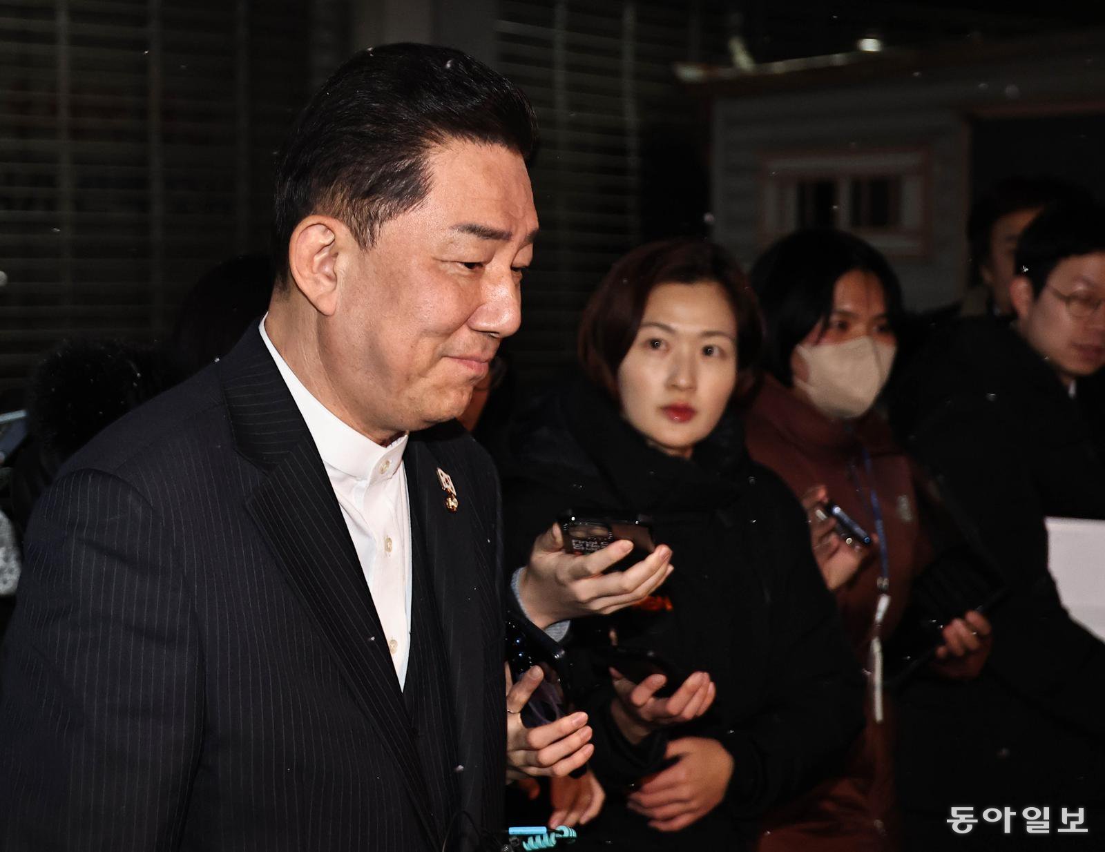 공천헌금 수수 등 각종 비위 의혹을 받는 더불어민주당 김병기 의원이 12일 오후 서울 여의도 중앙당사에서 윤리위원회를 마치고 나오고 있다. 양회성 기자 yohan@donga.com