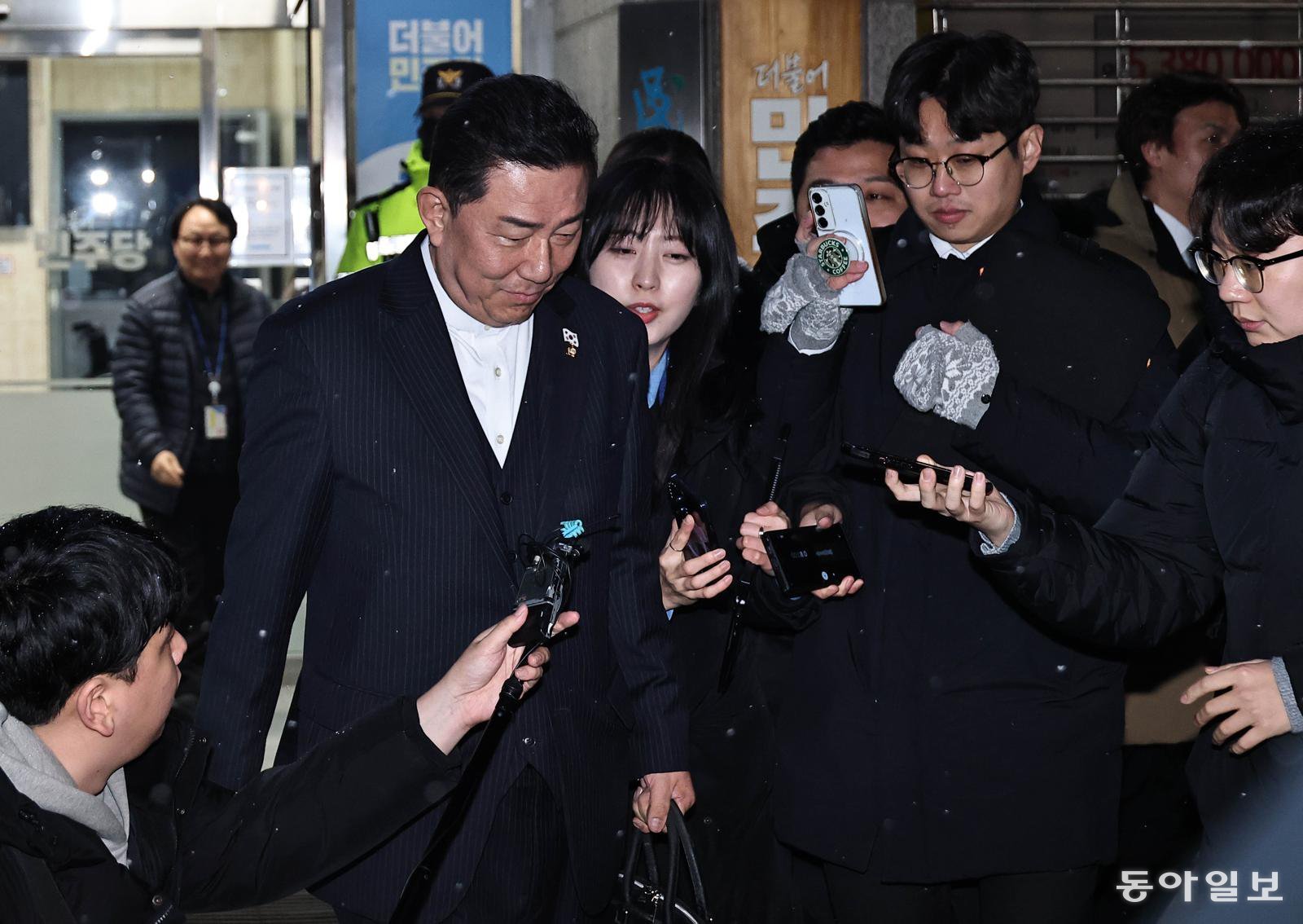 윤리심판원 회의 마치고 귀가하는 김병기
공천헌금 수수 등 각종 비위 의혹을 받는 더불어민주당 김병기 전 원내대표가 12일 서울 여의도 민주당 당사에서 열린 윤리심판원 회의에 출석해 소명을 마친 뒤 당사를 나서고 있다. 양회성 기자 yohan@donga.com