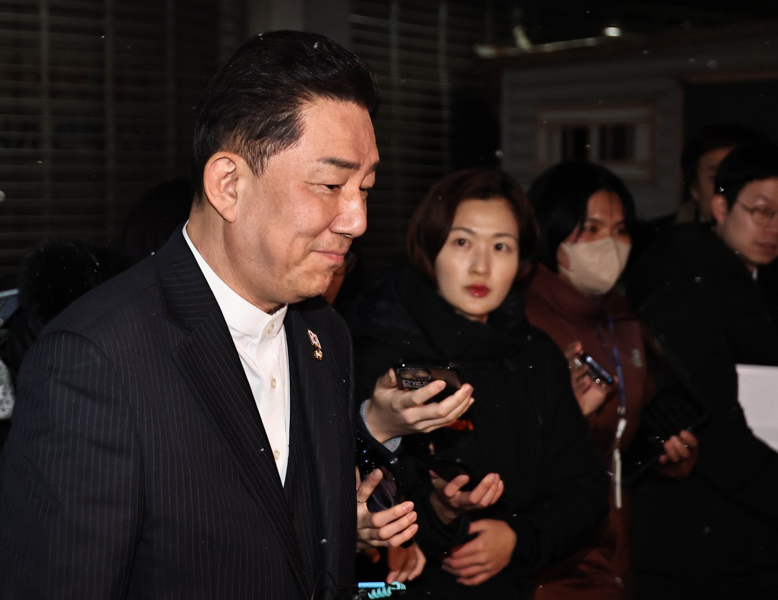 공천헌금 수수 등 각종 비위 의혹을 받는 더불어민주당 김병기 의원이 12일 오후 서울 여의도 중앙당사에서 윤리위원회를 마치고 나오고 있다. 양회성 기자 yohan@donga.com