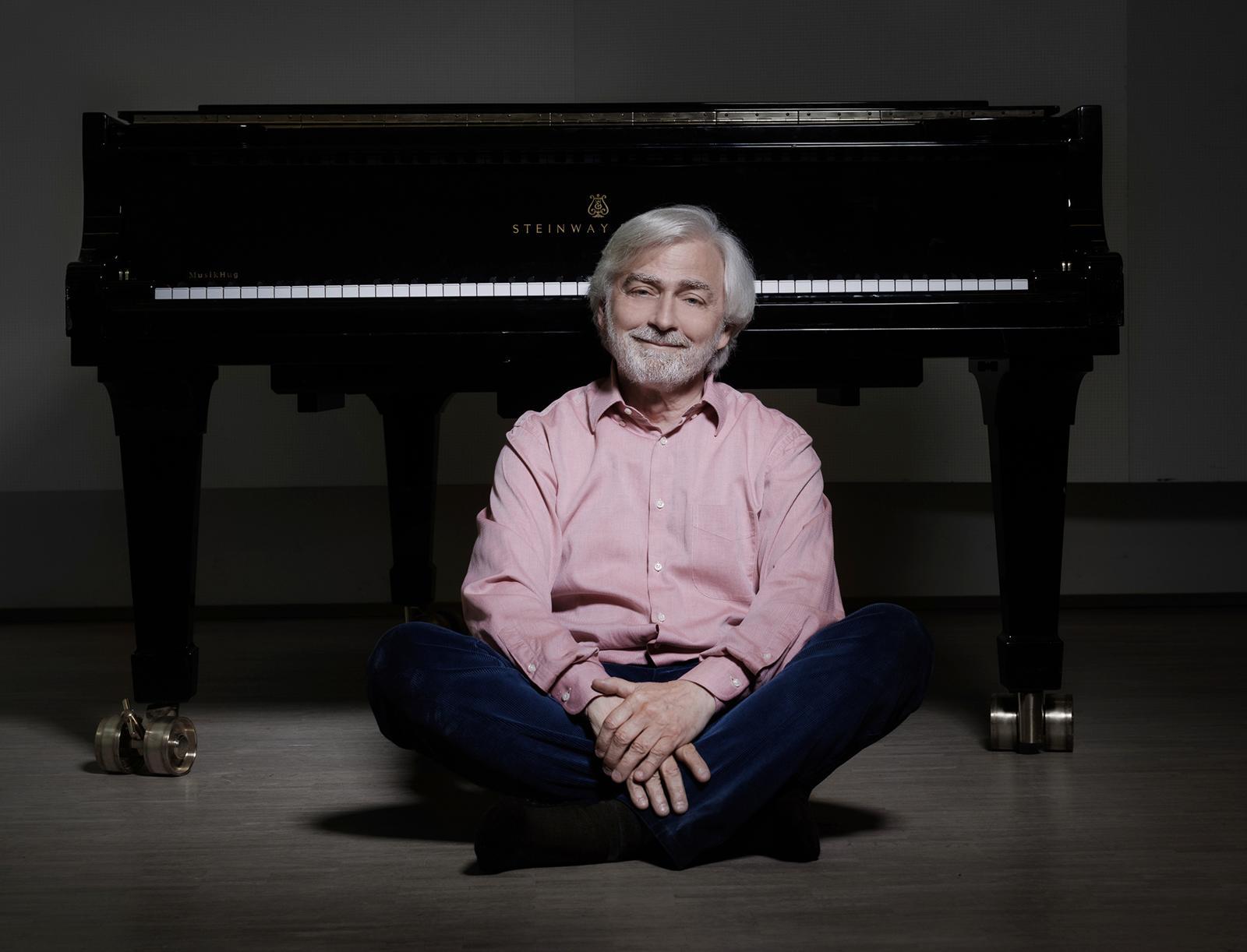 이달 ‘프렐류드’를 주제로 내한 리사이틀을 여는 폴란드 피아니스트 크리스티안 지메르만은 “내 직업의 99%는 ‘장인정신’에 관한 일”이라며 “콘서트홀에서 벌어지는 일은 언제나 예측할 수 없다”고 했다. 마스트미디어 제공 ⓒBartek Barczyk