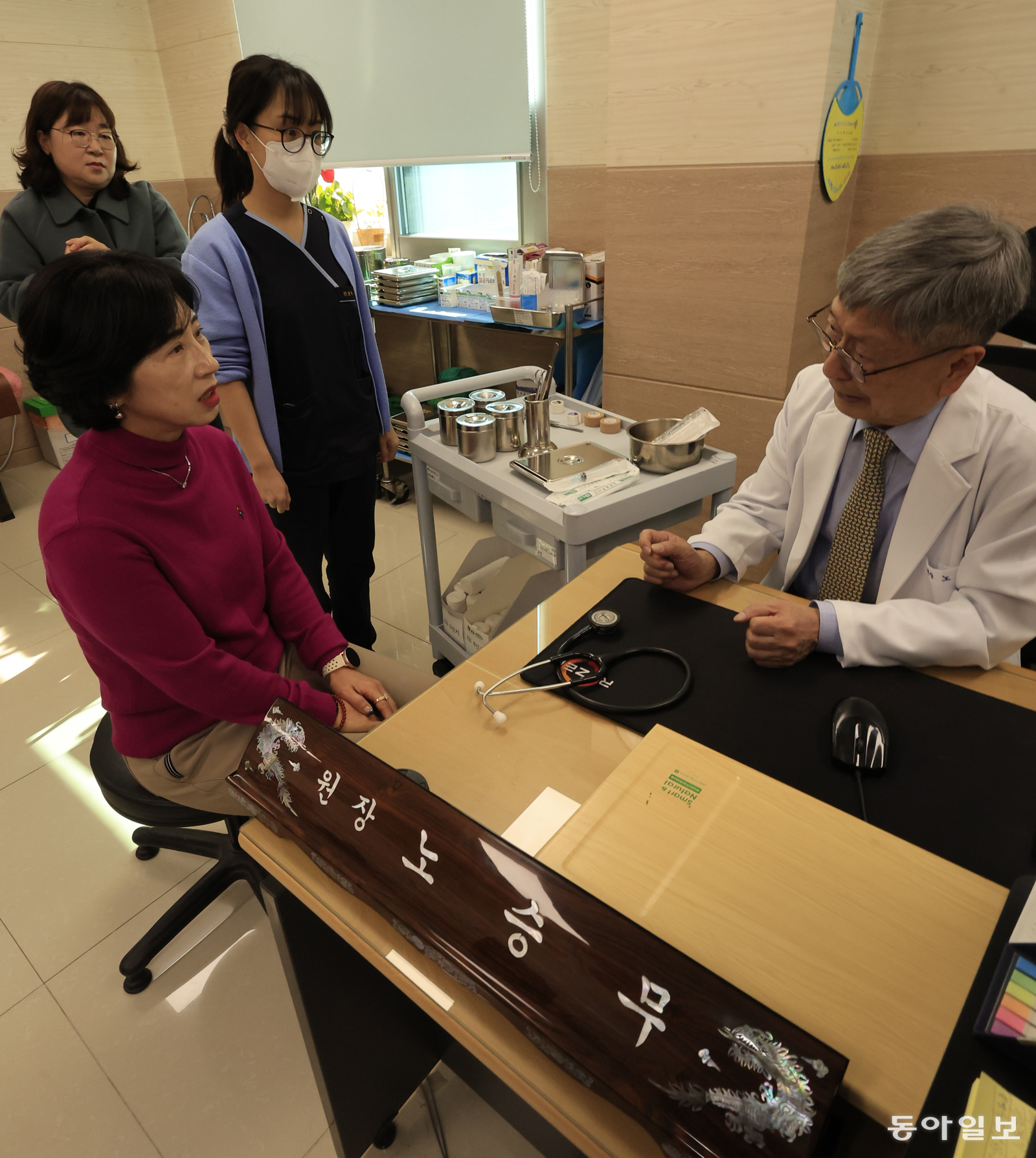 지난해 12월 전북 장수군보건의료원에서 노승무 원장(오른쪽)이 환자를 진료하고 있다. 이 의료원은 올해 공중보건의사 9명 중 6명이 전역을 앞두고 있어 응급실과 소아 진료 차질이 우려된다. 장수=박영철 기자 skyblue@donga.com